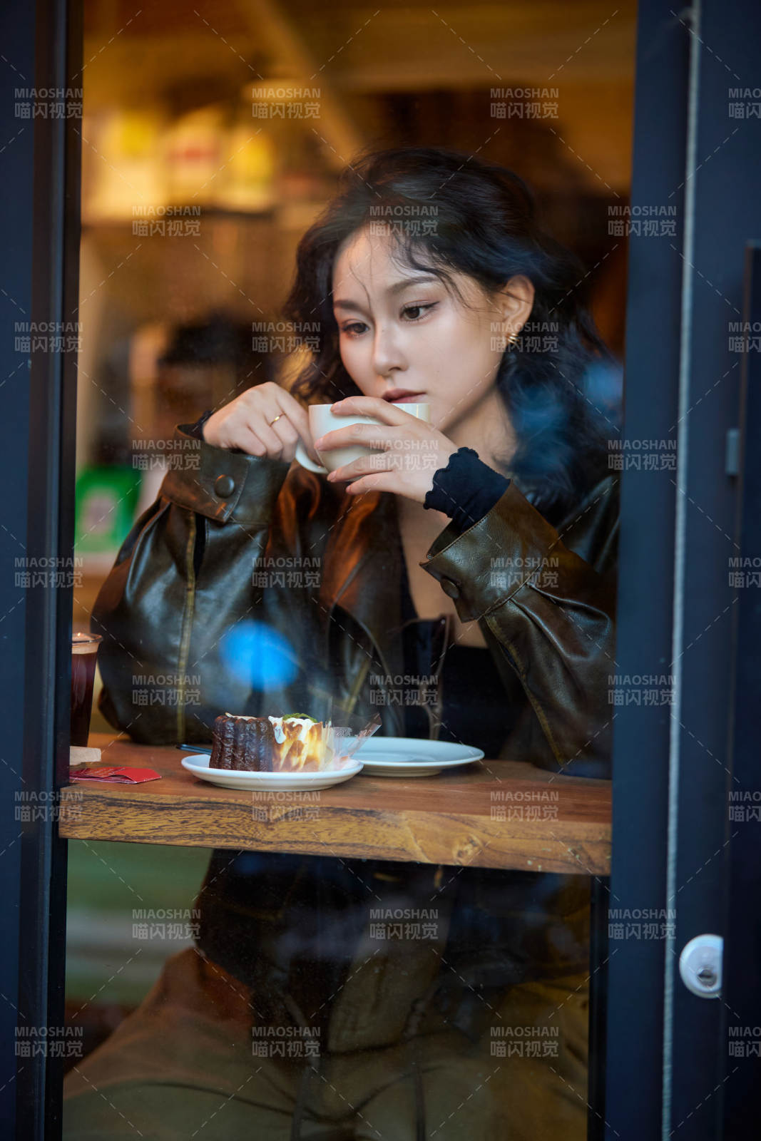 坐在咖啡店里享受咖啡下午茶的美女