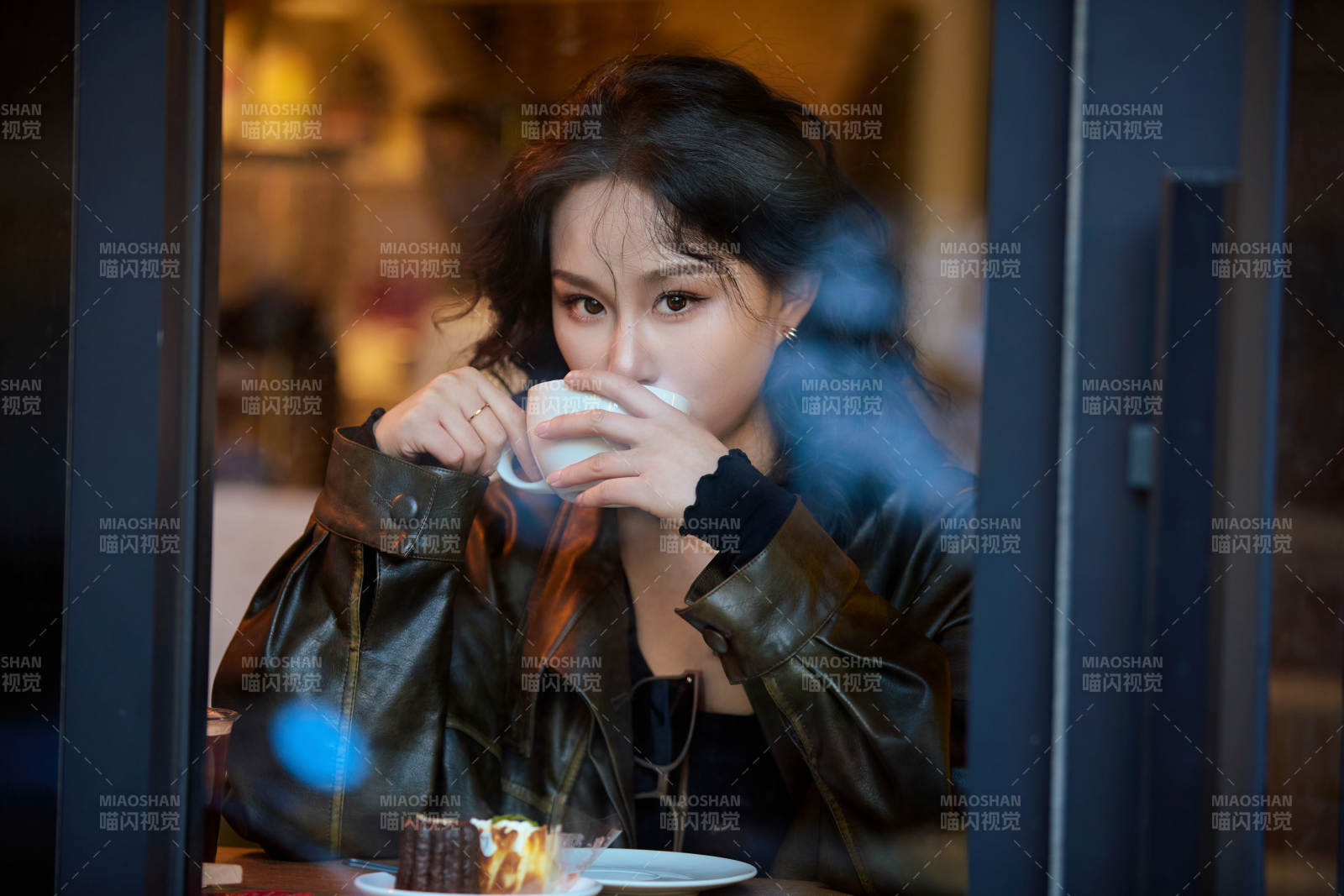 坐在咖啡店里享受咖啡下午茶的美女