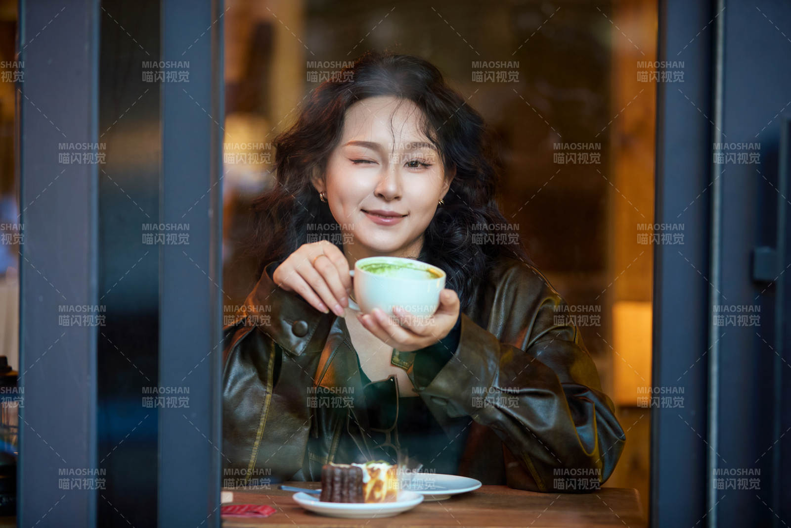 坐在咖啡店里享受咖啡下午茶的美女