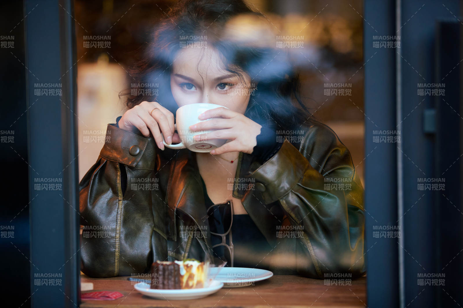 坐在咖啡店里享受咖啡下午茶的美女