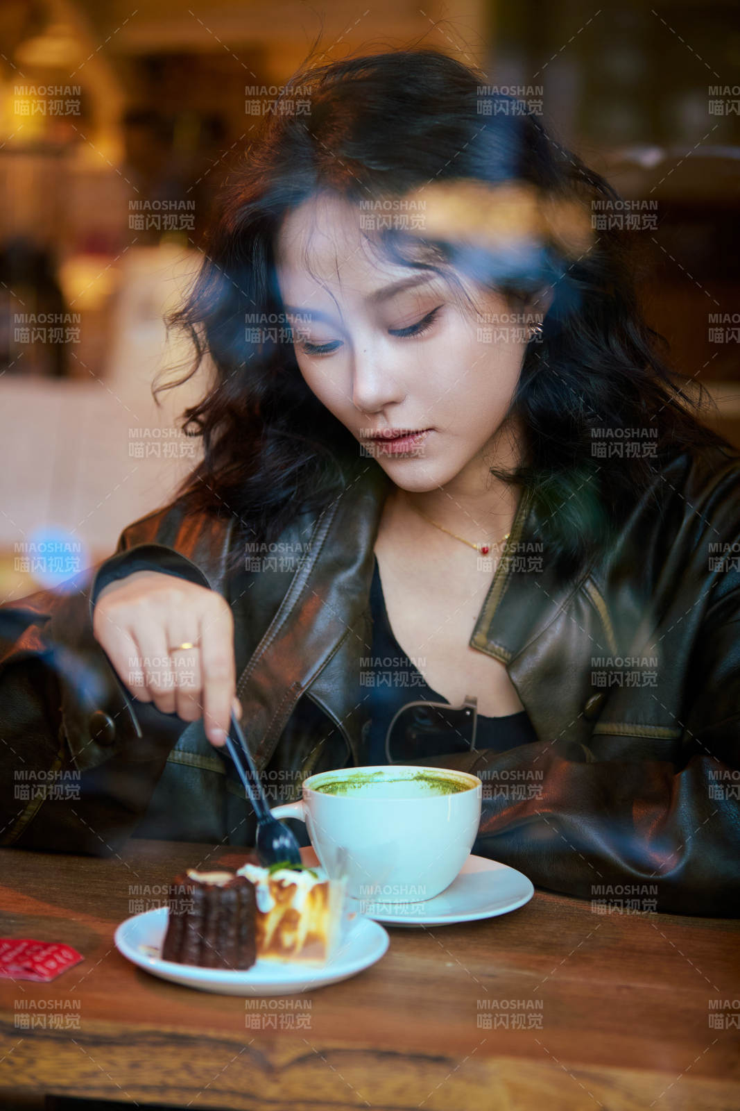 坐在咖啡店里享受咖啡下午茶的美女