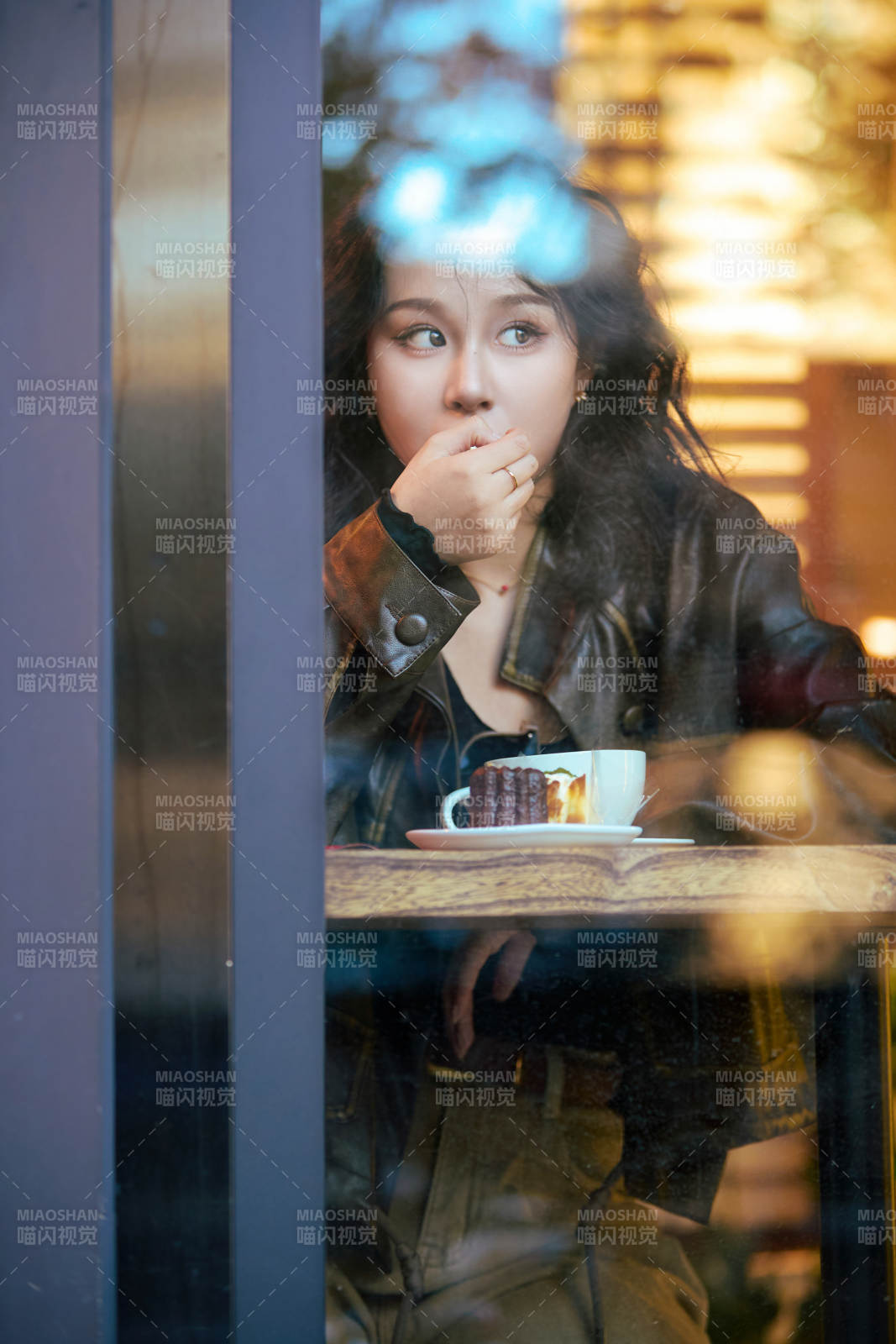 坐在咖啡店里享受咖啡下午茶的美女