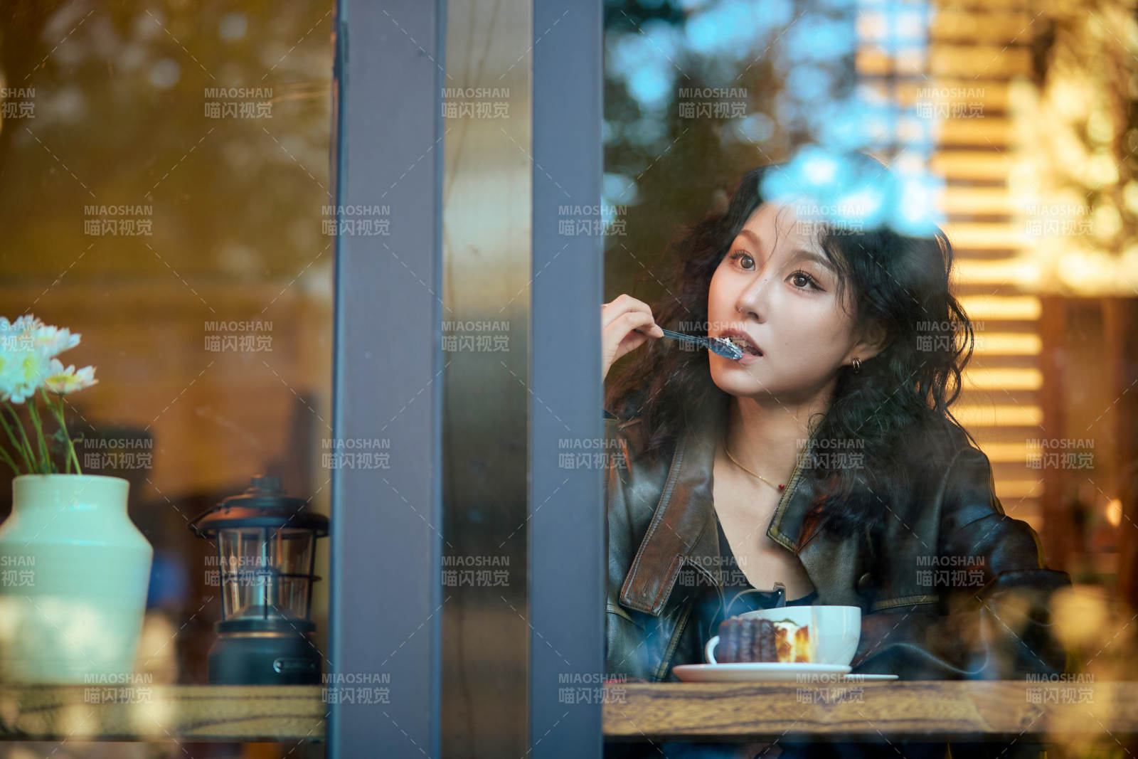 坐在咖啡店里享受咖啡下午茶的美女