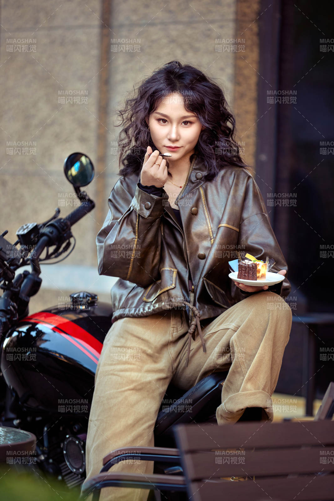 戶外在復古機車上品嘗甜點的亞洲美女