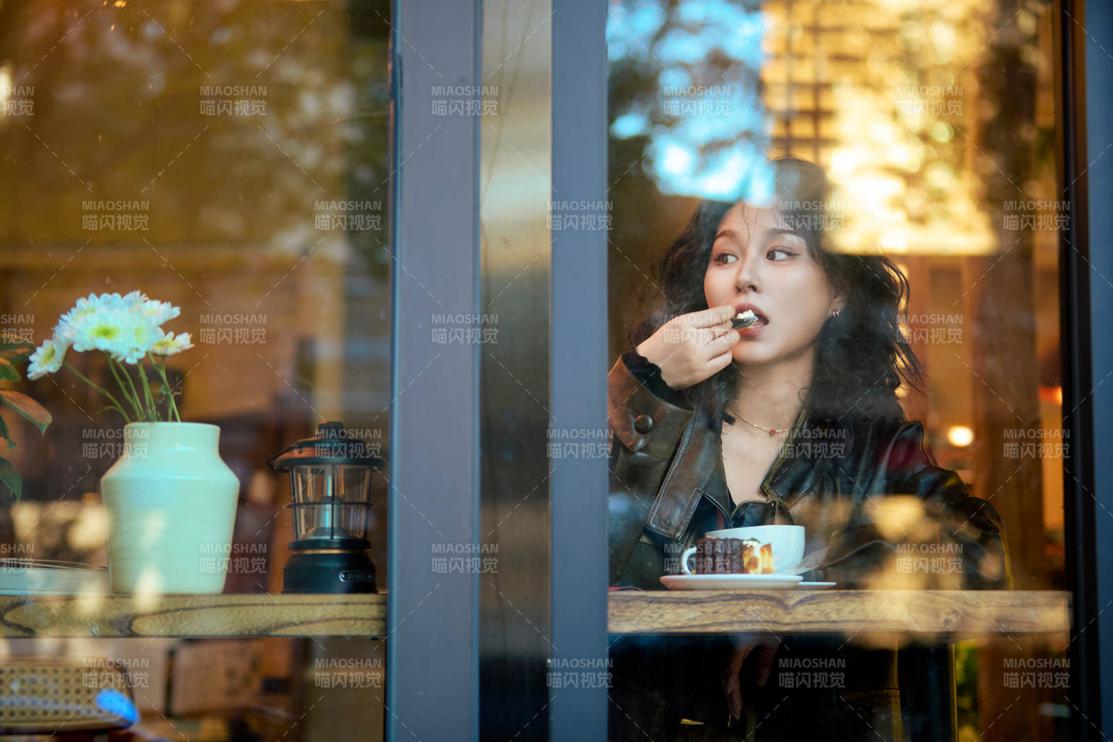 坐在咖啡店里享受咖啡下午茶的美女