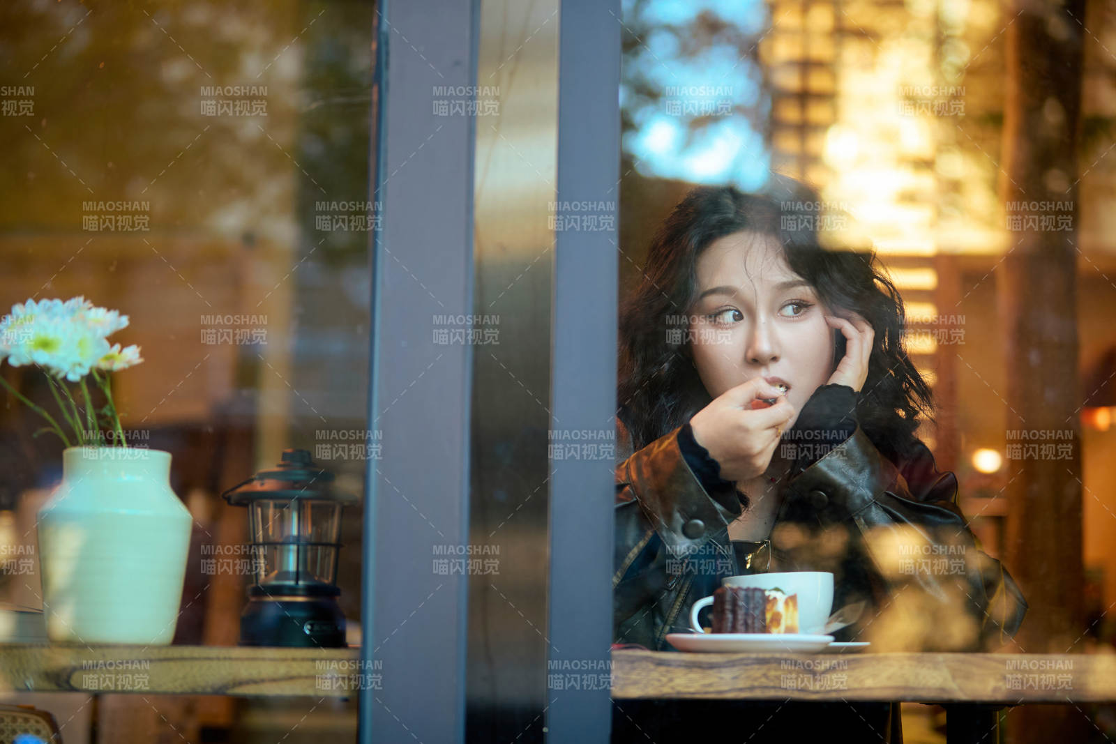 坐在咖啡店里享受咖啡下午茶的美女