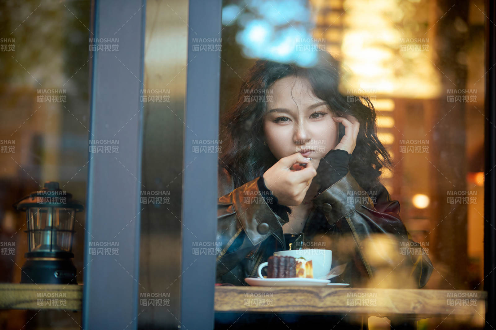 坐在咖啡店里享受咖啡下午茶的美女