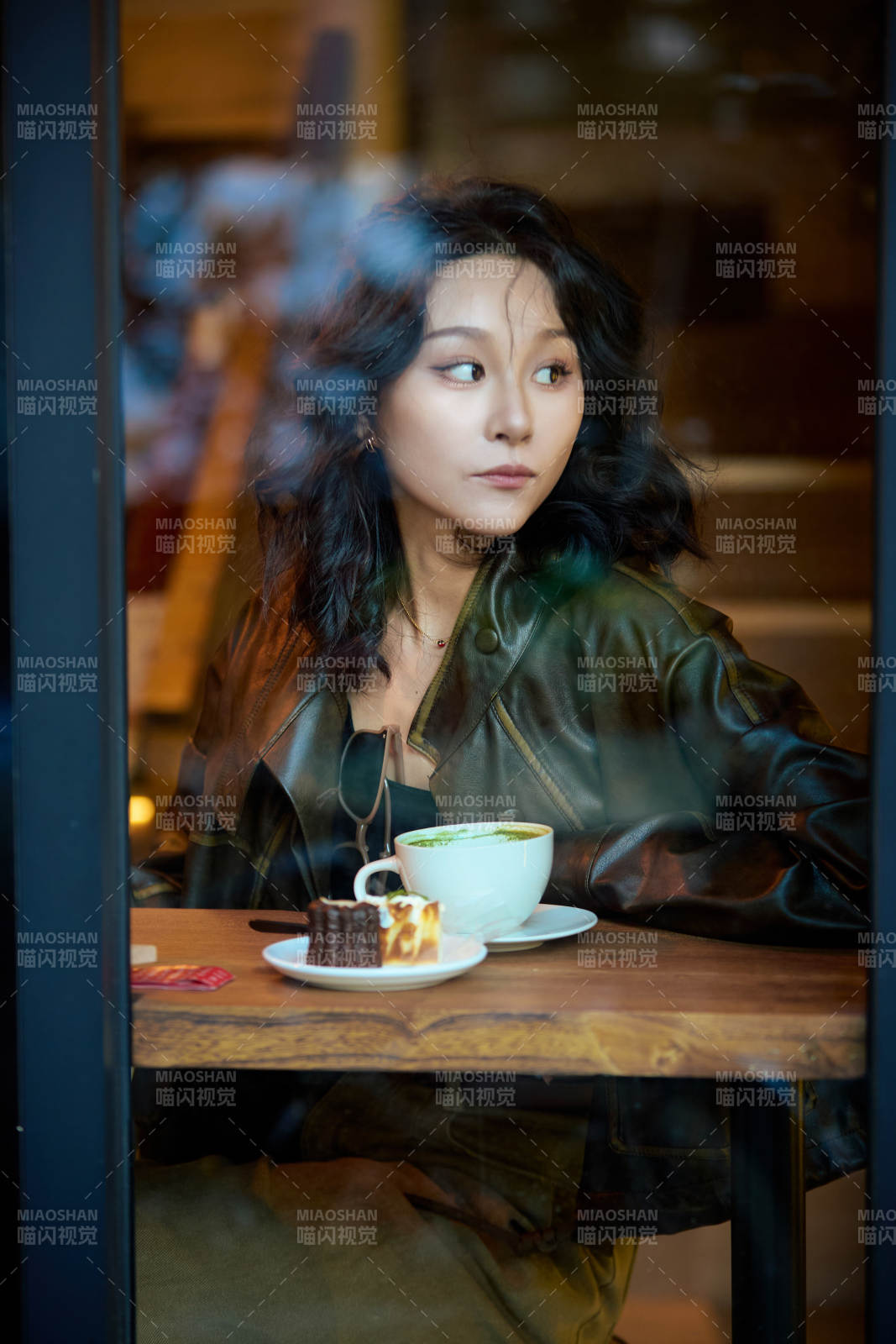 坐在咖啡店里享受咖啡下午茶的美女