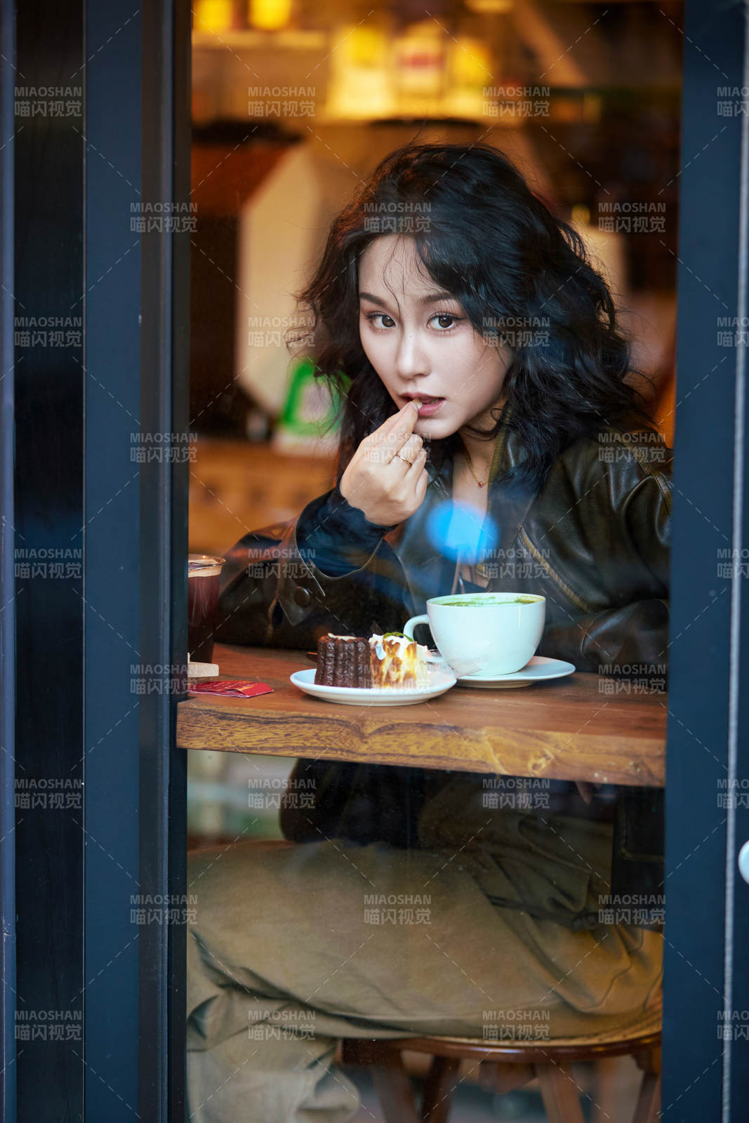 坐在咖啡店里享受咖啡下午茶的美女