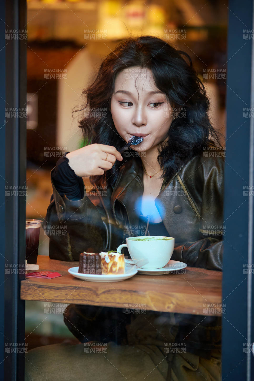 坐在咖啡店里享受咖啡下午茶的美女