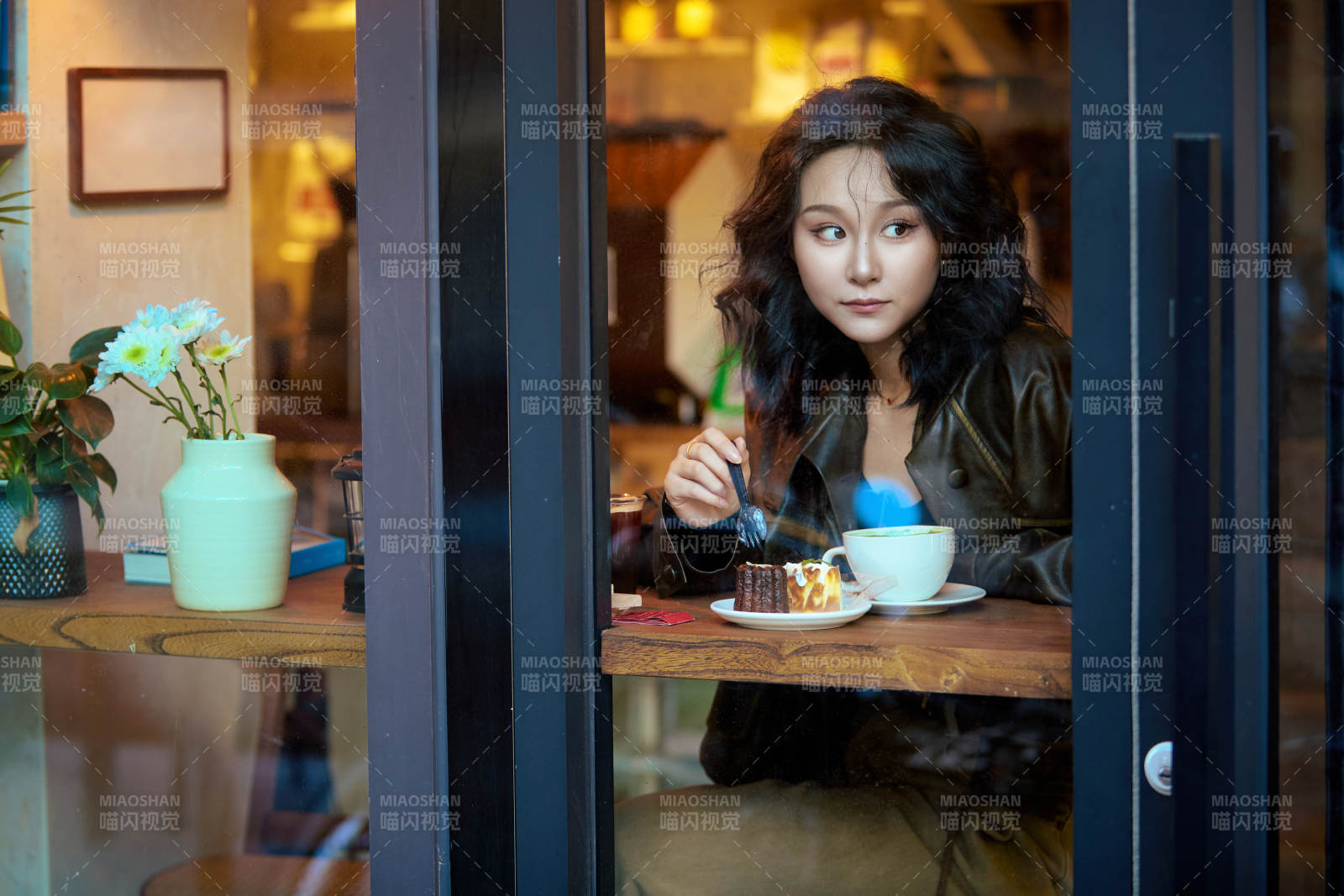 坐在咖啡店里享受咖啡下午茶的美女