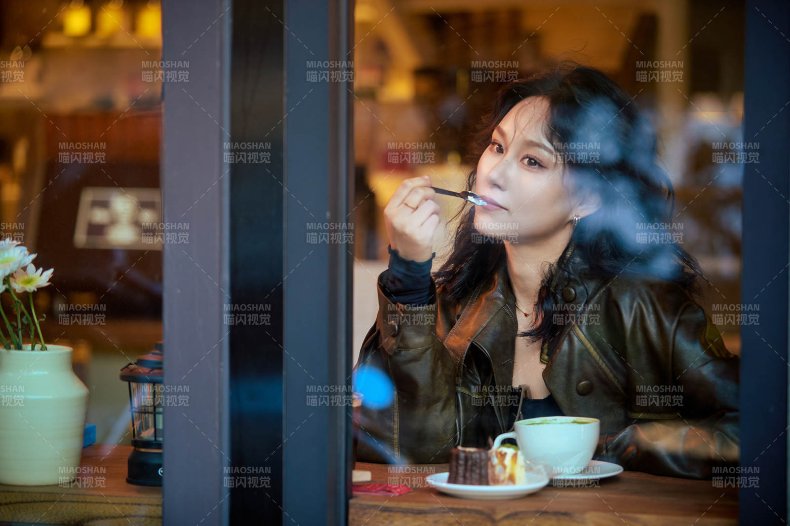 坐在咖啡店里享受咖啡下午茶的美女