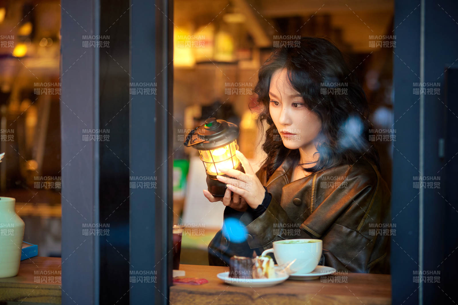 坐在咖啡店里享受咖啡下午茶的美女