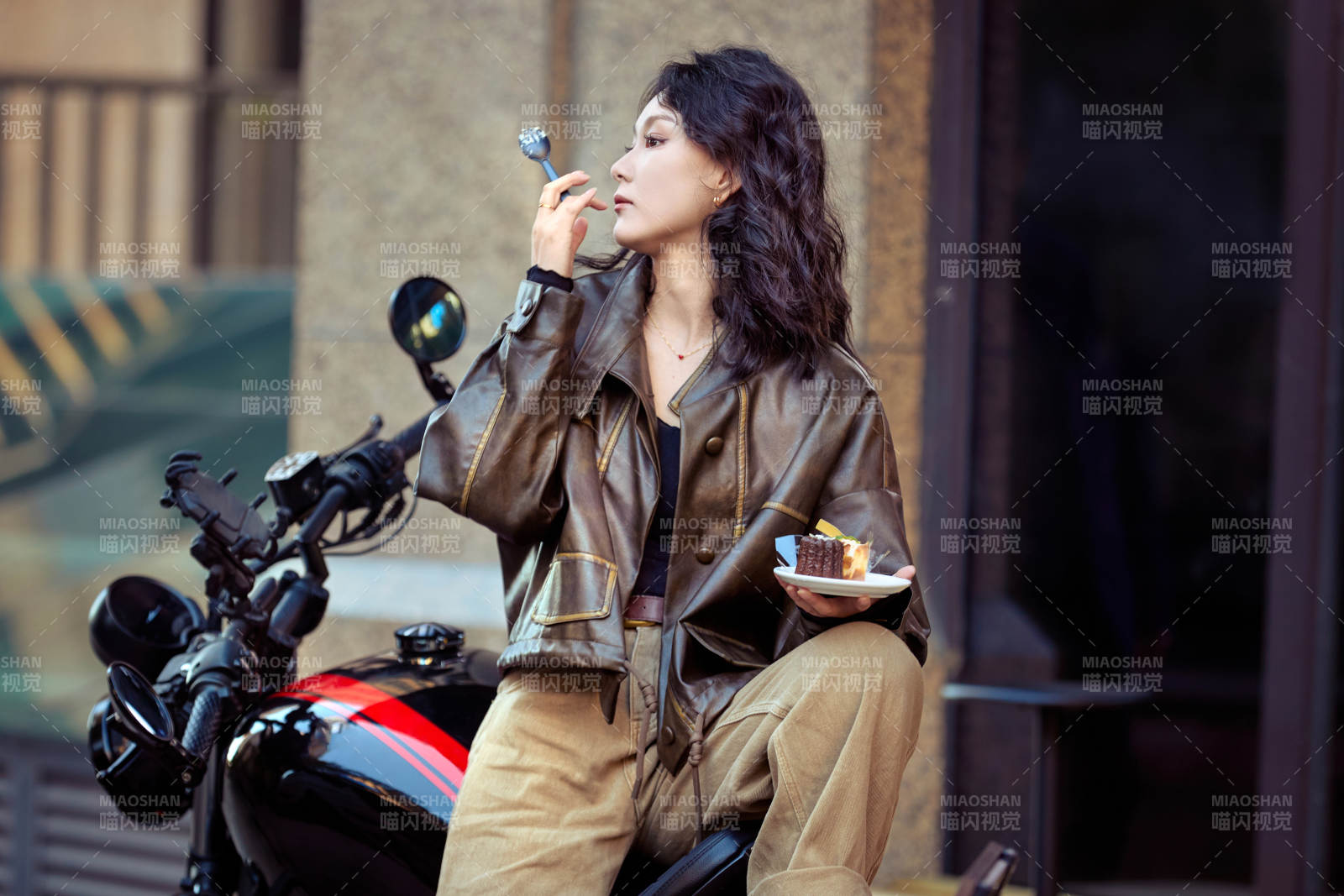 戶外在復(fù)古機(jī)車上品嘗甜點(diǎn)的亞洲美女