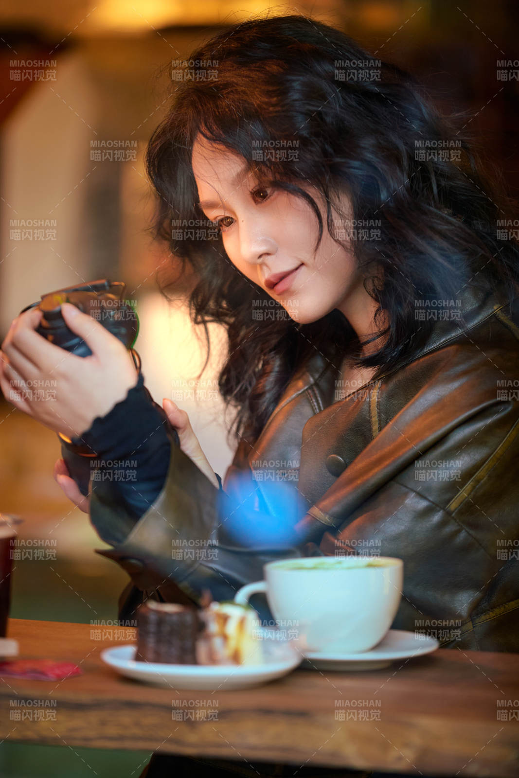 坐在咖啡店里享受咖啡下午茶的美女