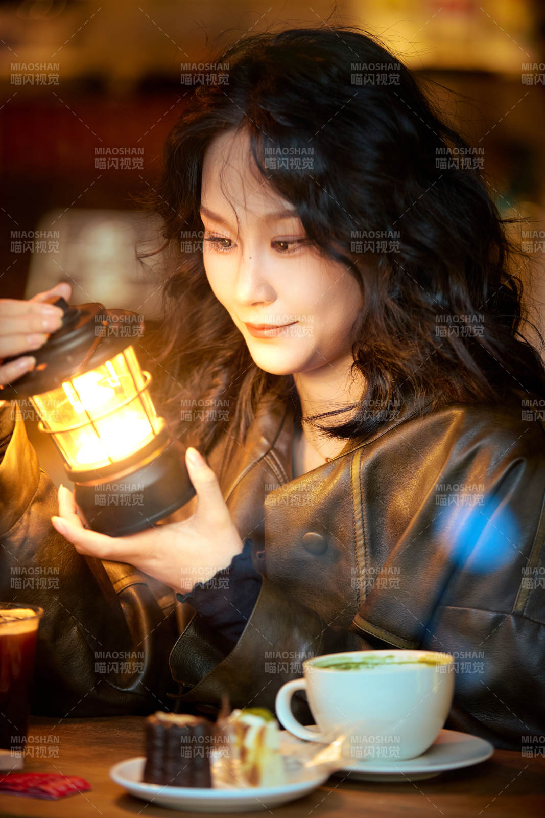 坐在咖啡店里享受咖啡下午茶的美女