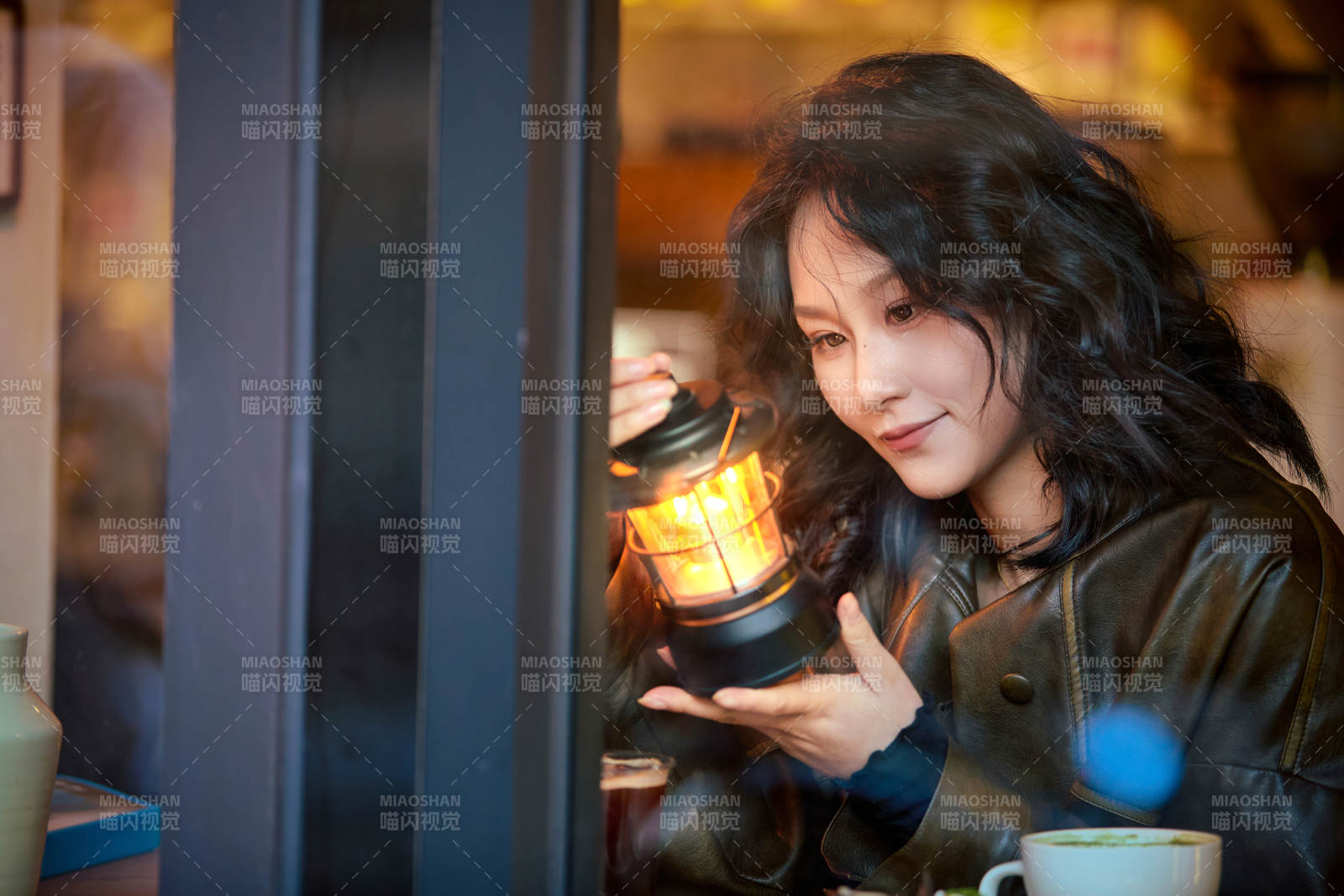 坐在咖啡店里享受咖啡下午茶的美女