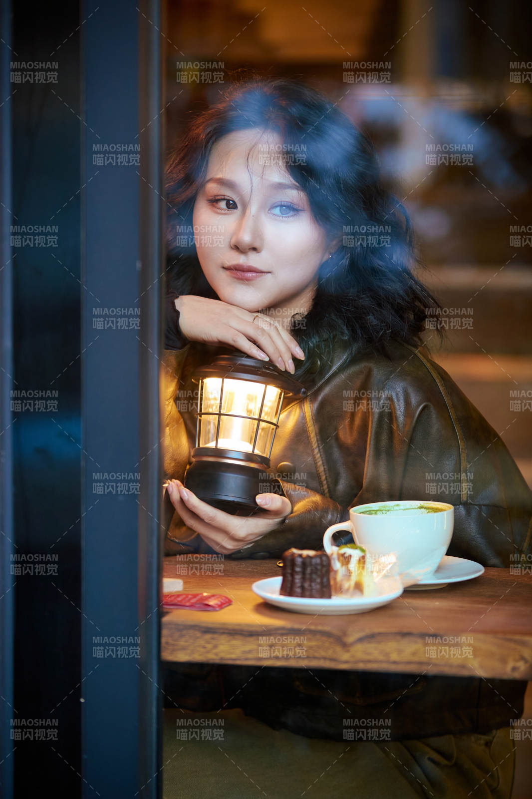 坐在咖啡店里享受咖啡下午茶的美女