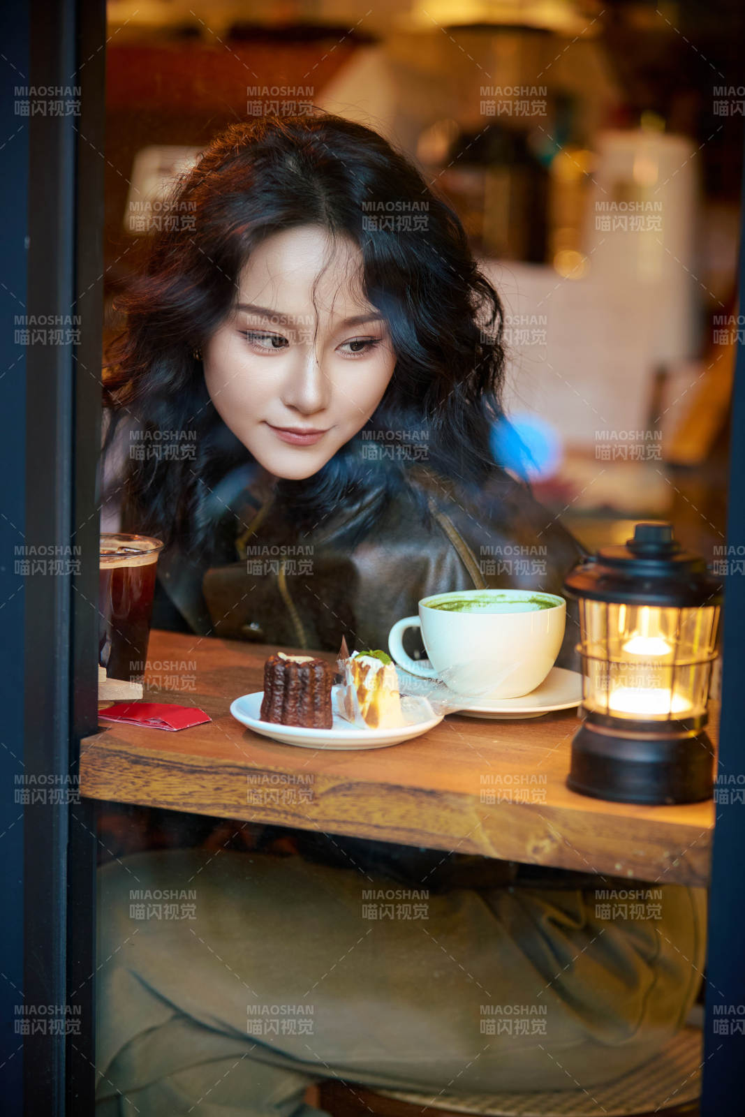 坐在咖啡店里享受咖啡下午茶的美女