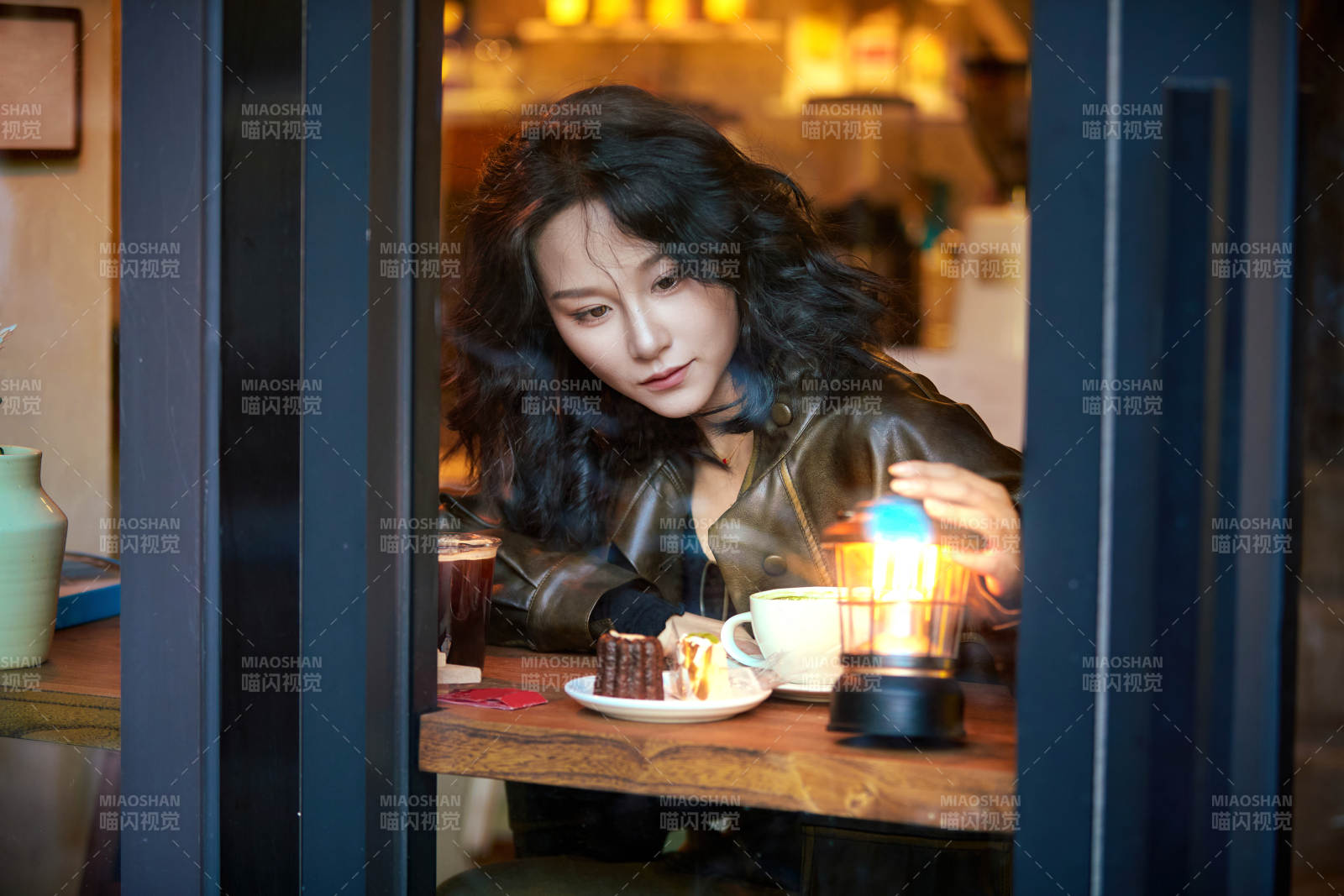 坐在咖啡店里享受咖啡下午茶的美女