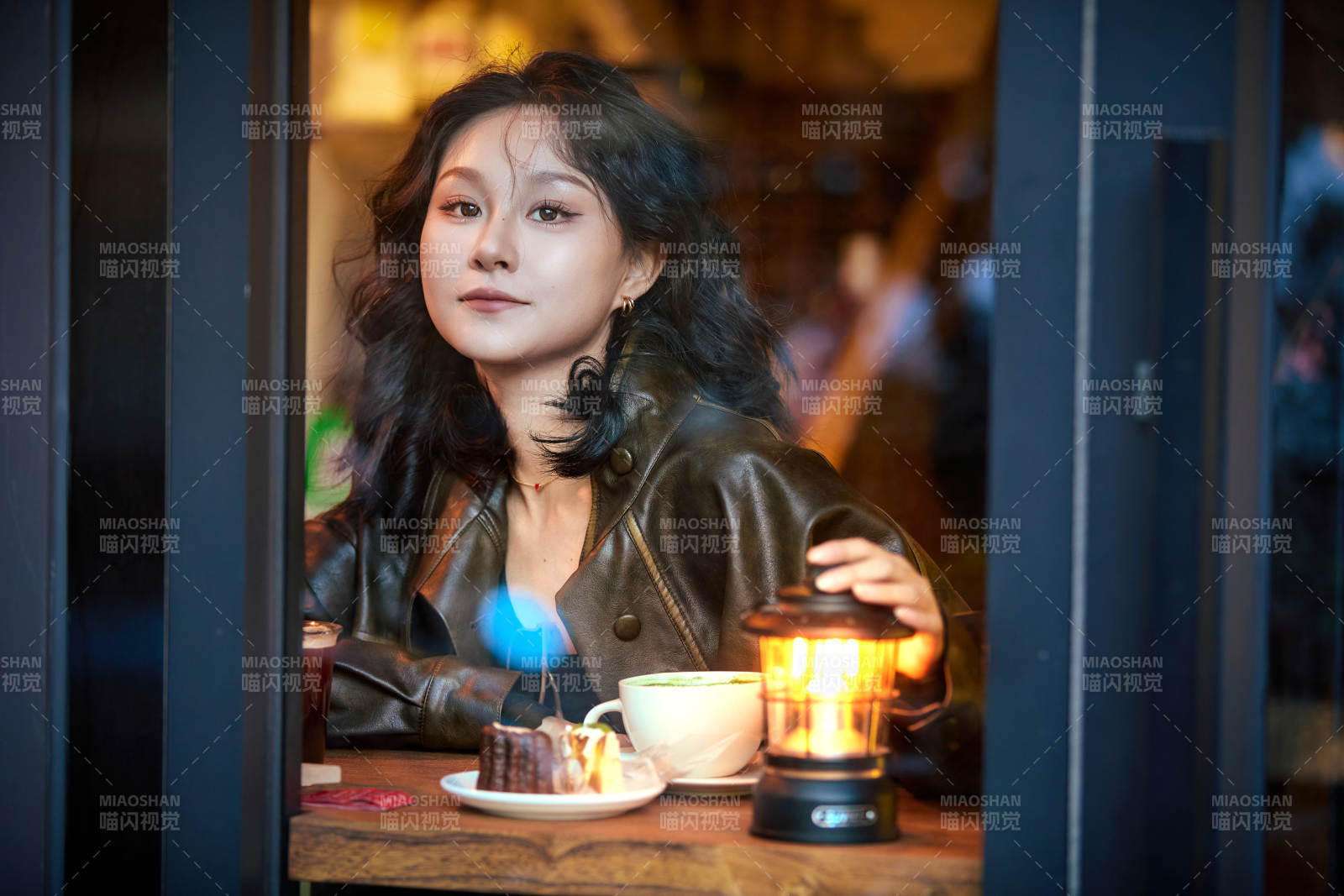 坐在咖啡店里享受咖啡下午茶的美女