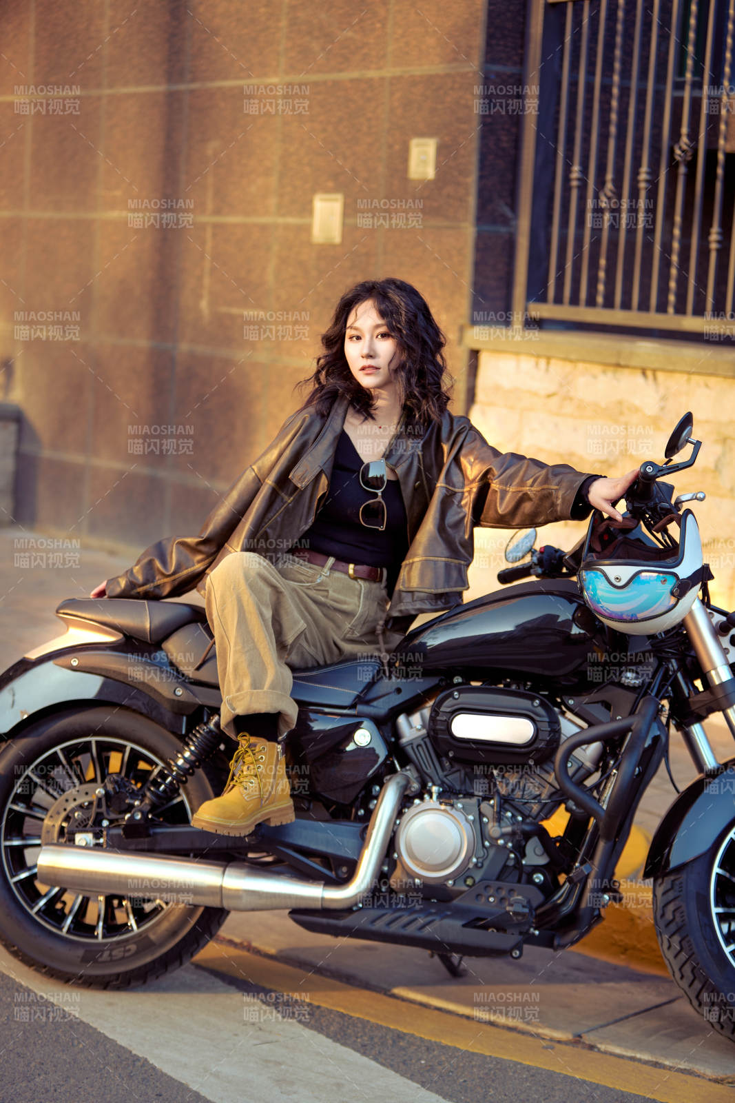 夕陽午后騎復(fù)古摩托進(jìn)行拍照的東方美女