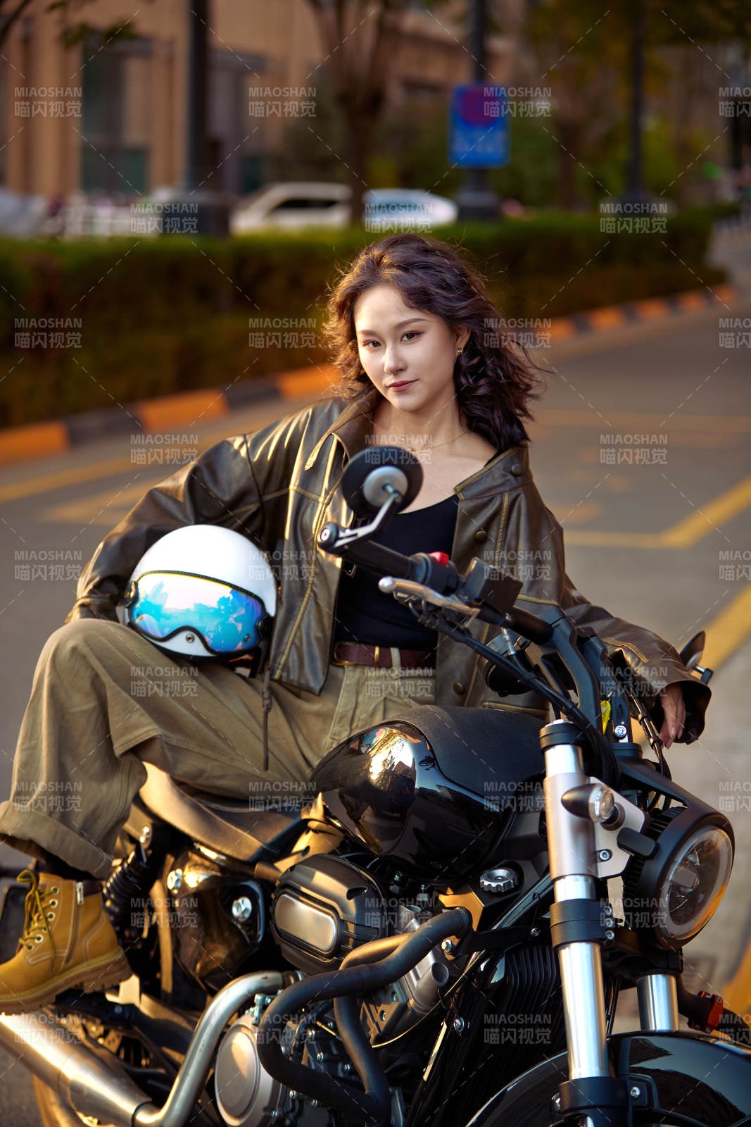 夕阳午后骑复古摩托进行拍照的东方美女