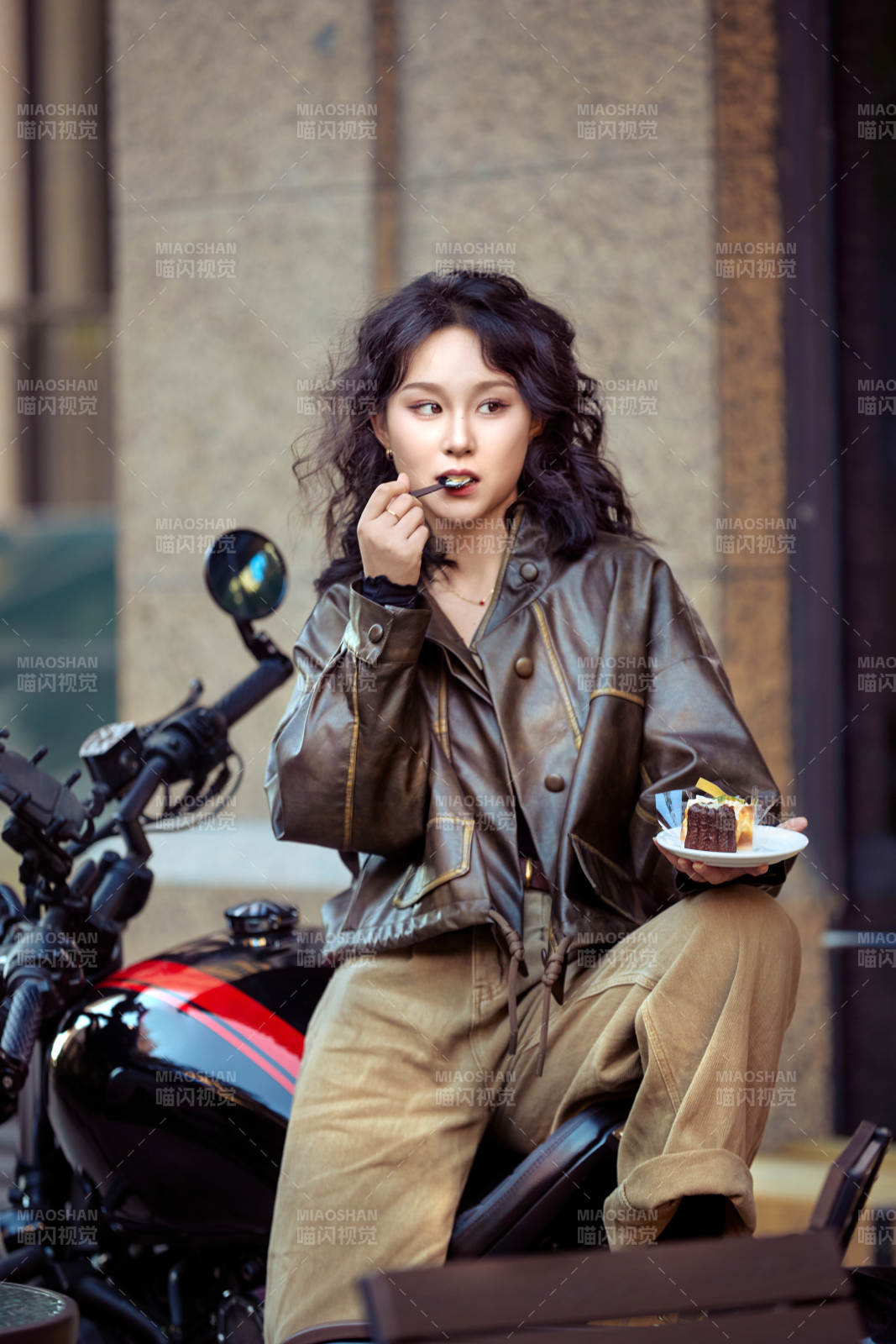 戶外在復古機車上品嘗甜點的亞洲美女