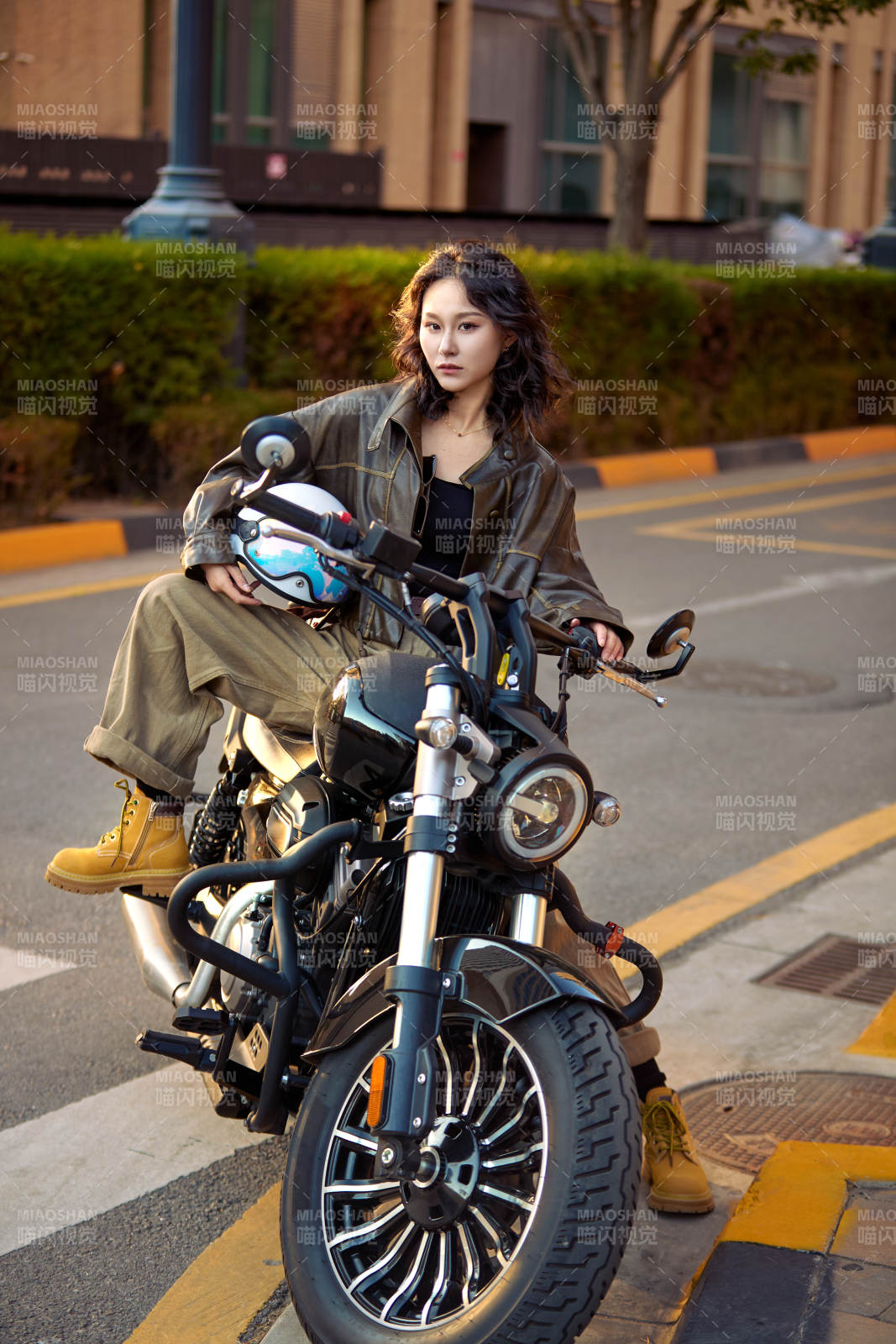 夕阳午后骑复古摩托进行拍照的东方美女