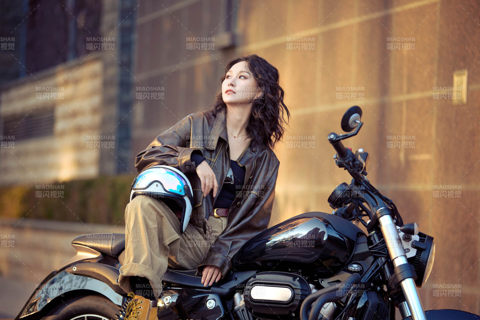 夕陽午后騎復(fù)古摩托進(jìn)行拍照的東方美女
