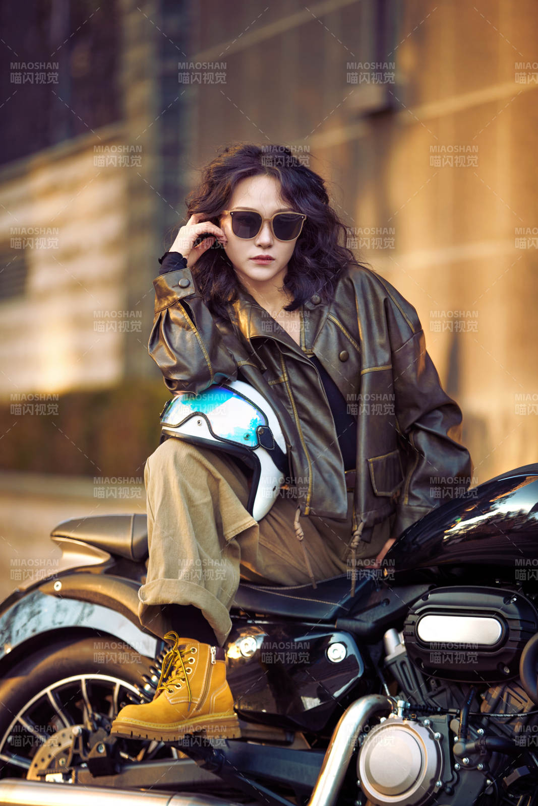 夕阳午后骑复古摩托进行拍照的东方美女