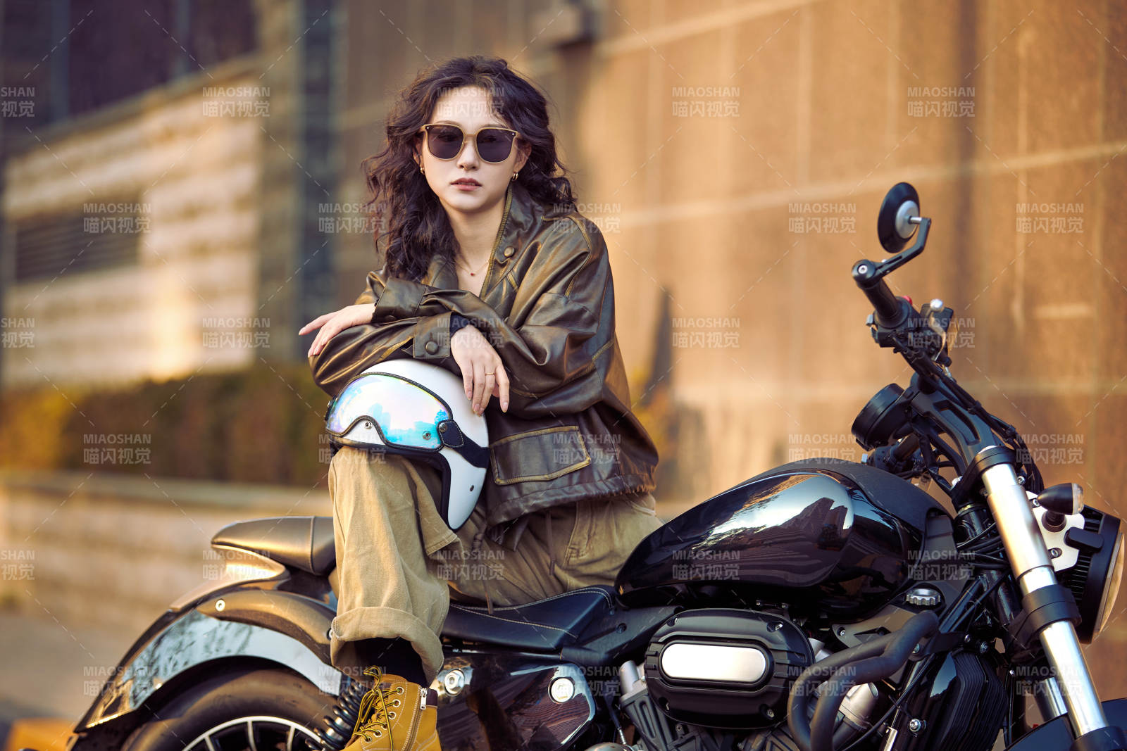 夕陽午后騎復(fù)古摩托進行拍照的東方美女