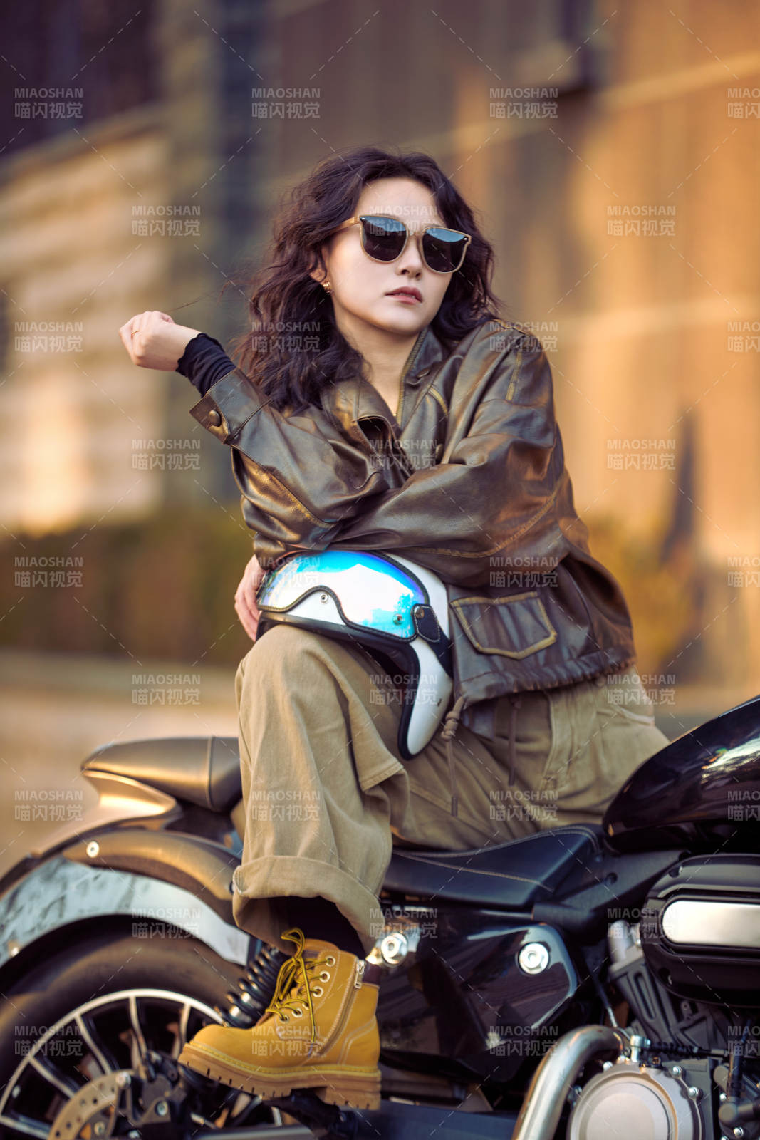 夕阳午后骑复古摩托进行拍照的东方美女