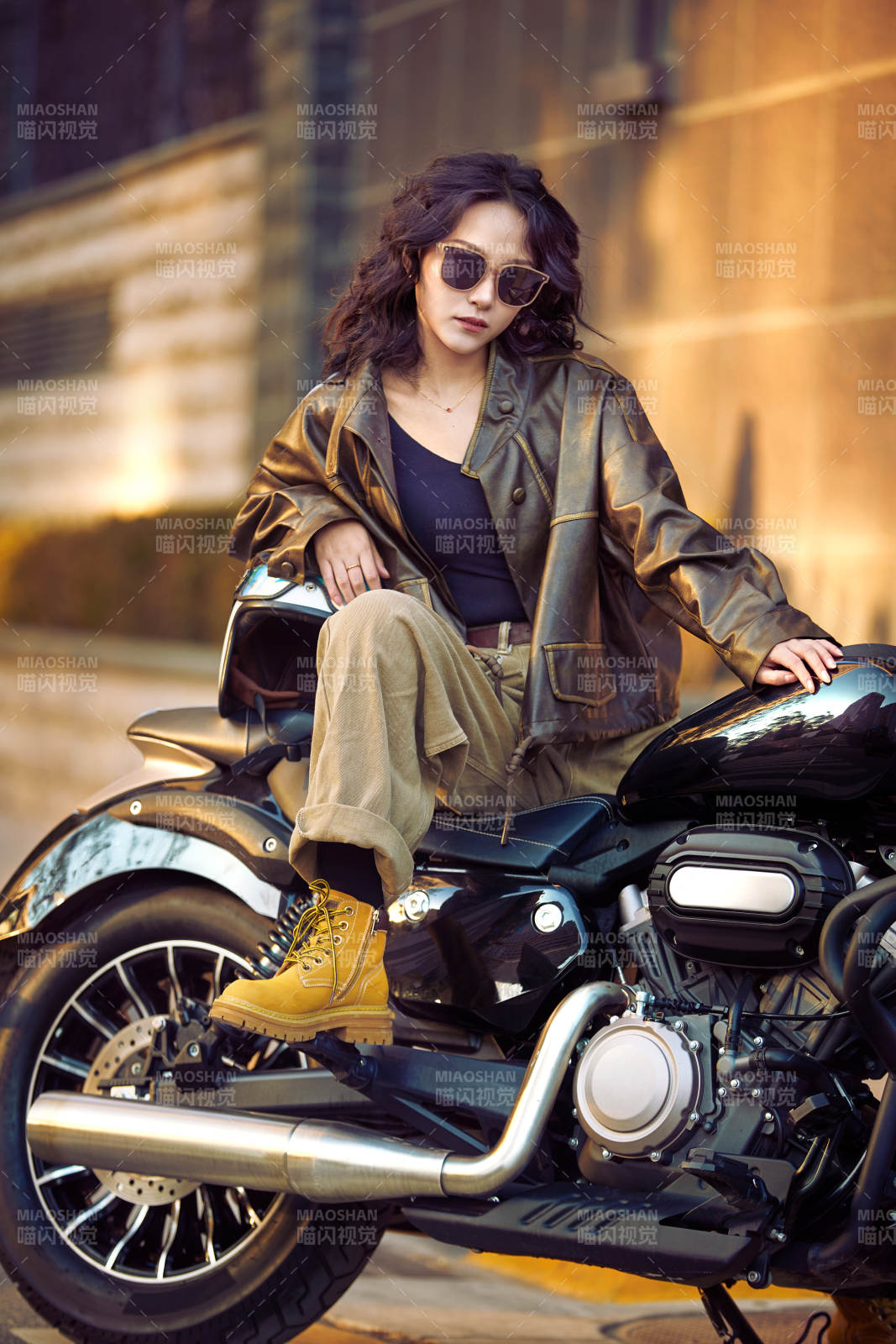 夕阳午后骑复古摩托进行拍照的东方美女