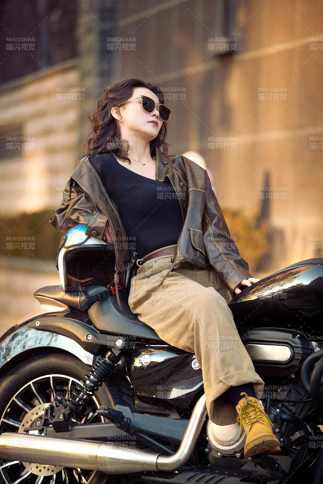 夕陽午后騎復古摩托進行拍照的東方美女