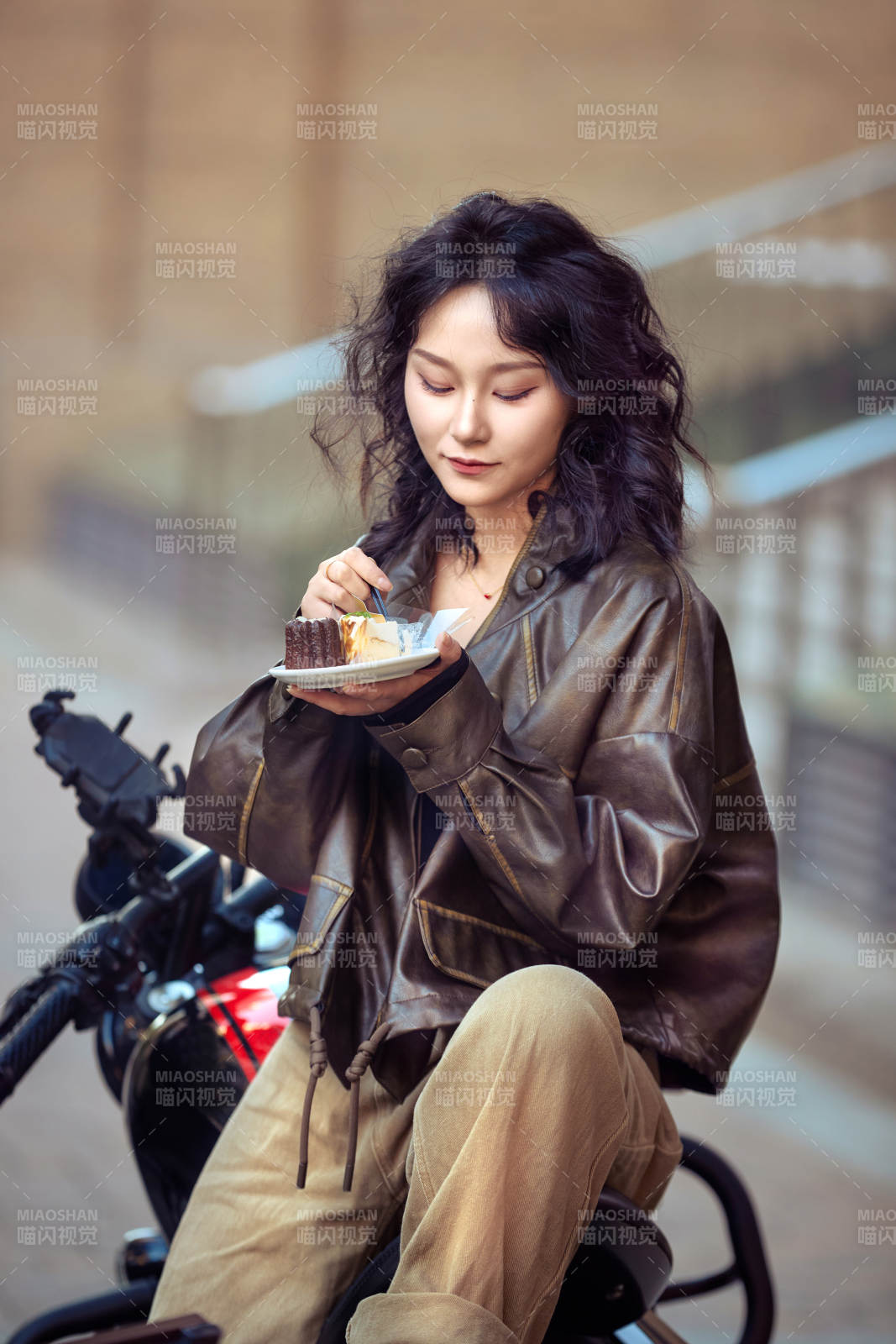 戶外在復古機車上品嘗甜點的亞洲美女