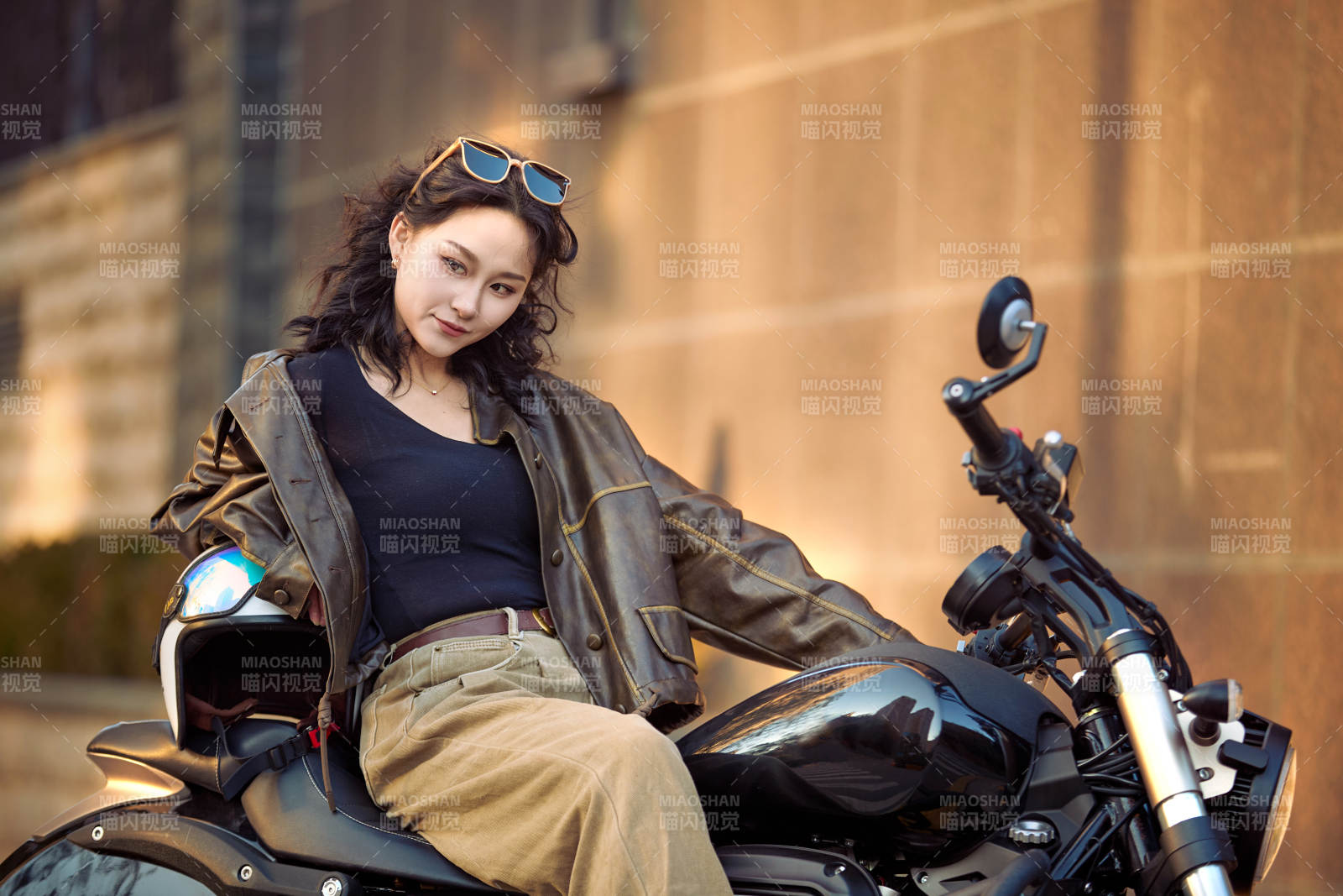 夕陽午后騎復古摩托進行拍照的東方美女