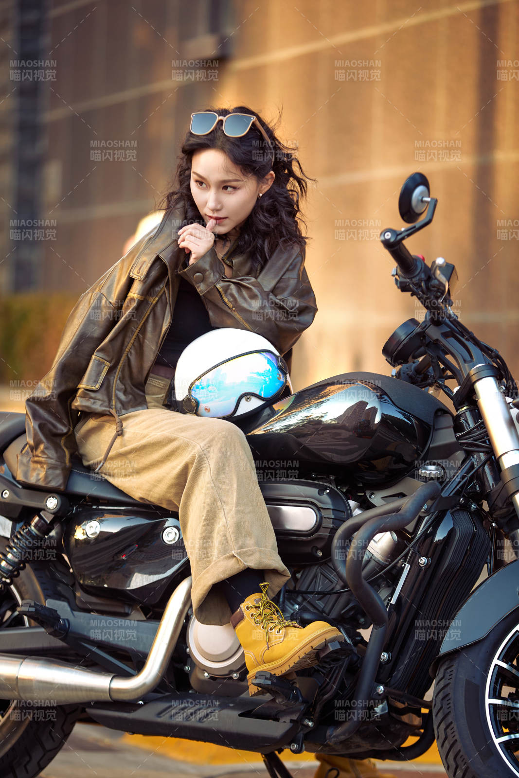 夕阳午后骑复古摩托进行拍照的东方美女