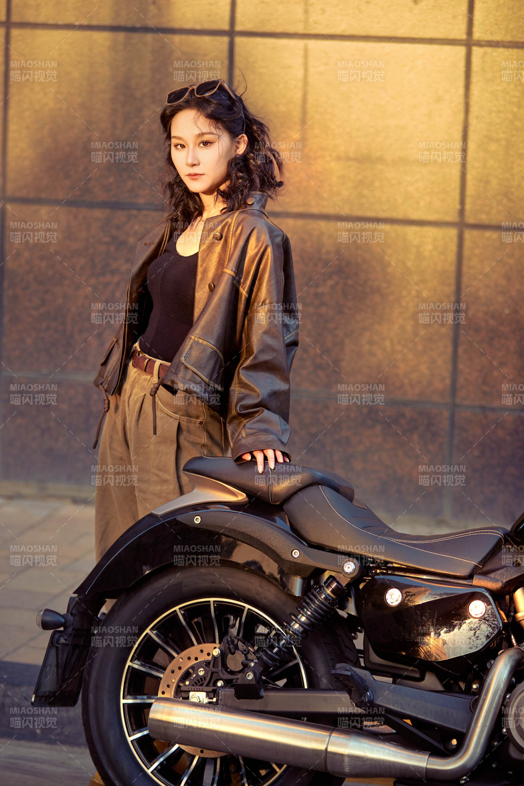 夕陽午后騎復古摩托進行拍照的東方美女