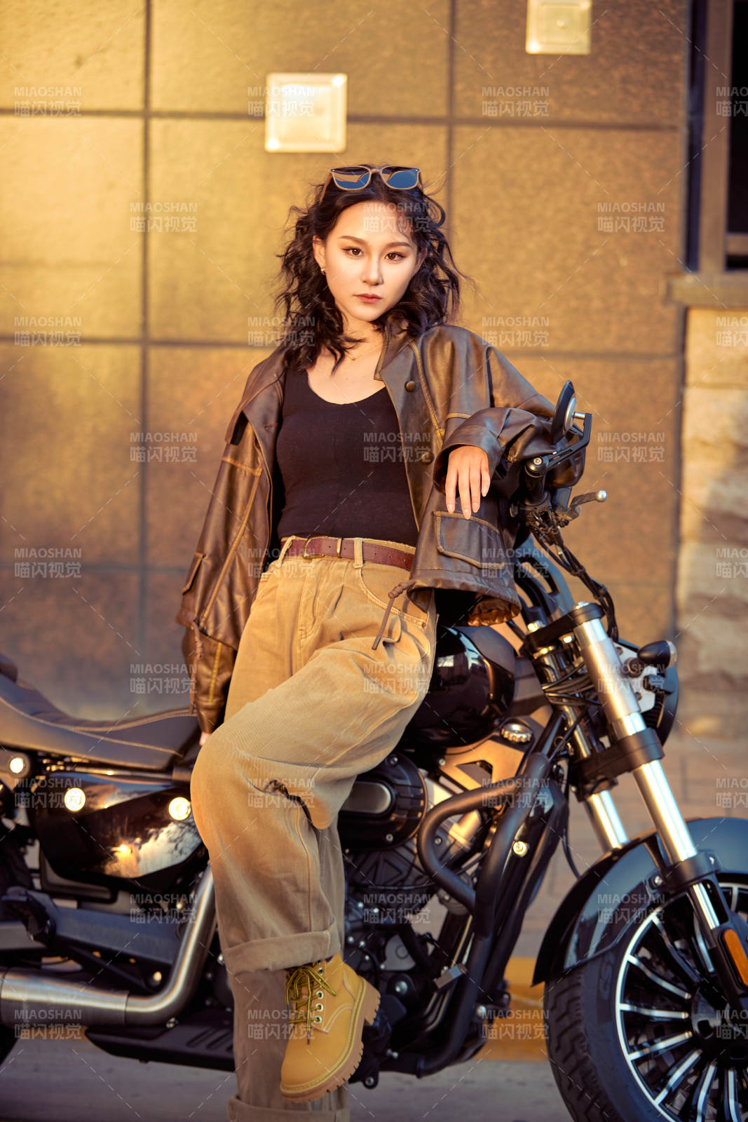 夕陽午后騎復古摩托進行拍照的東方美女