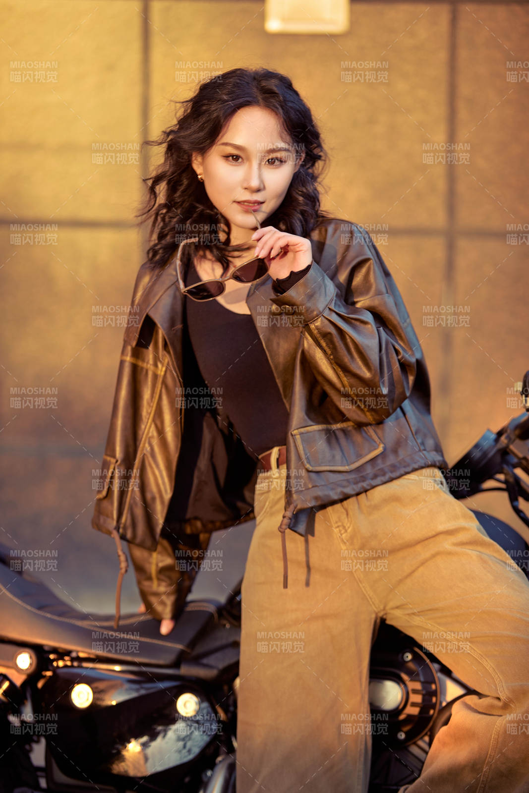 夕陽午后騎復古摩托進行拍照的東方美女