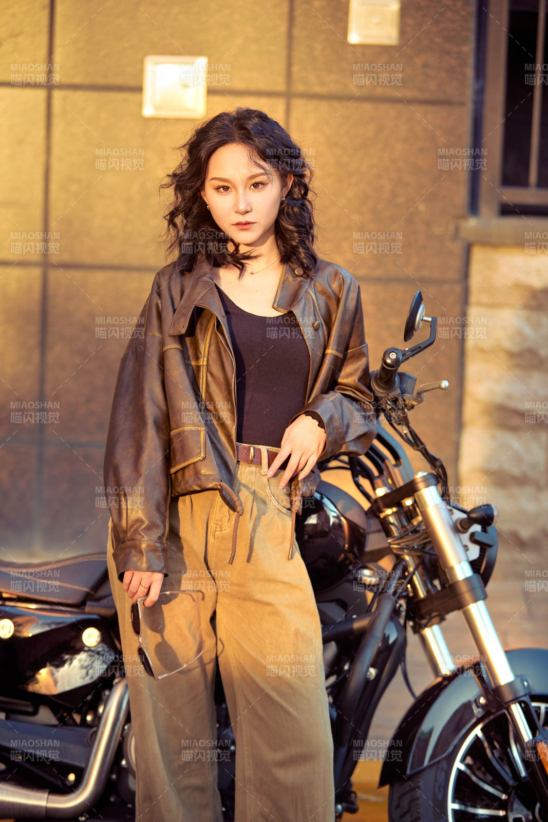 夕陽午后騎復古摩托進行拍照的東方美女