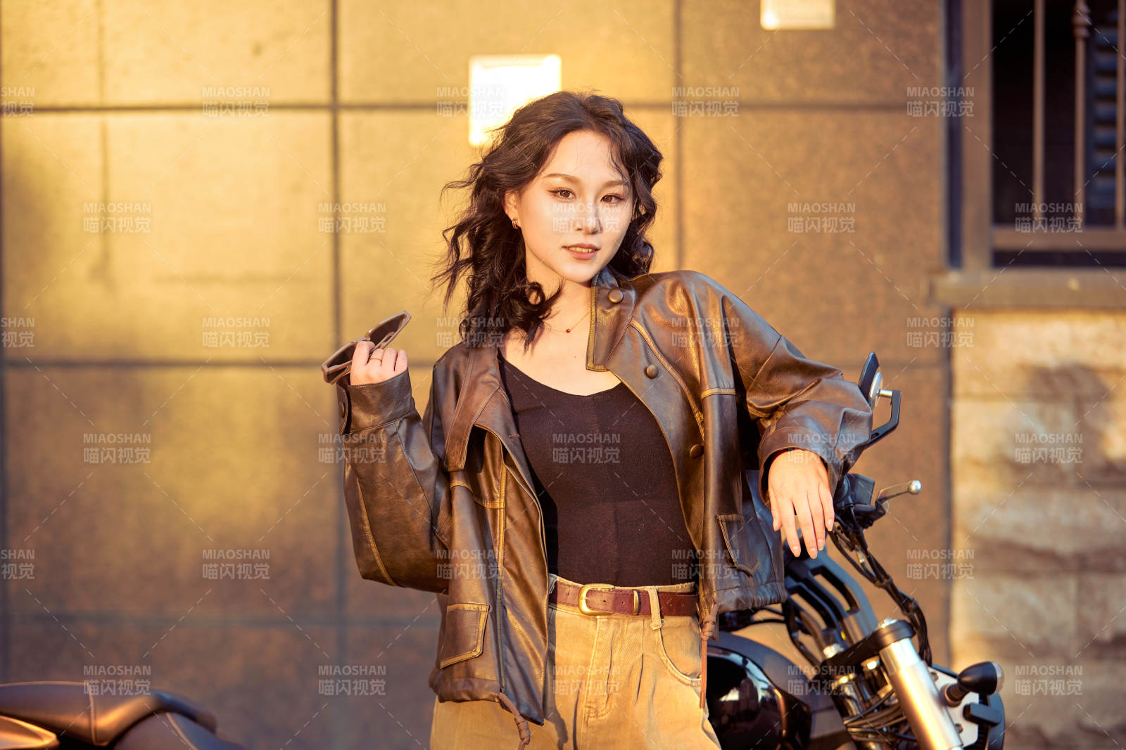 夕阳午后骑复古摩托进行拍照的东方美女