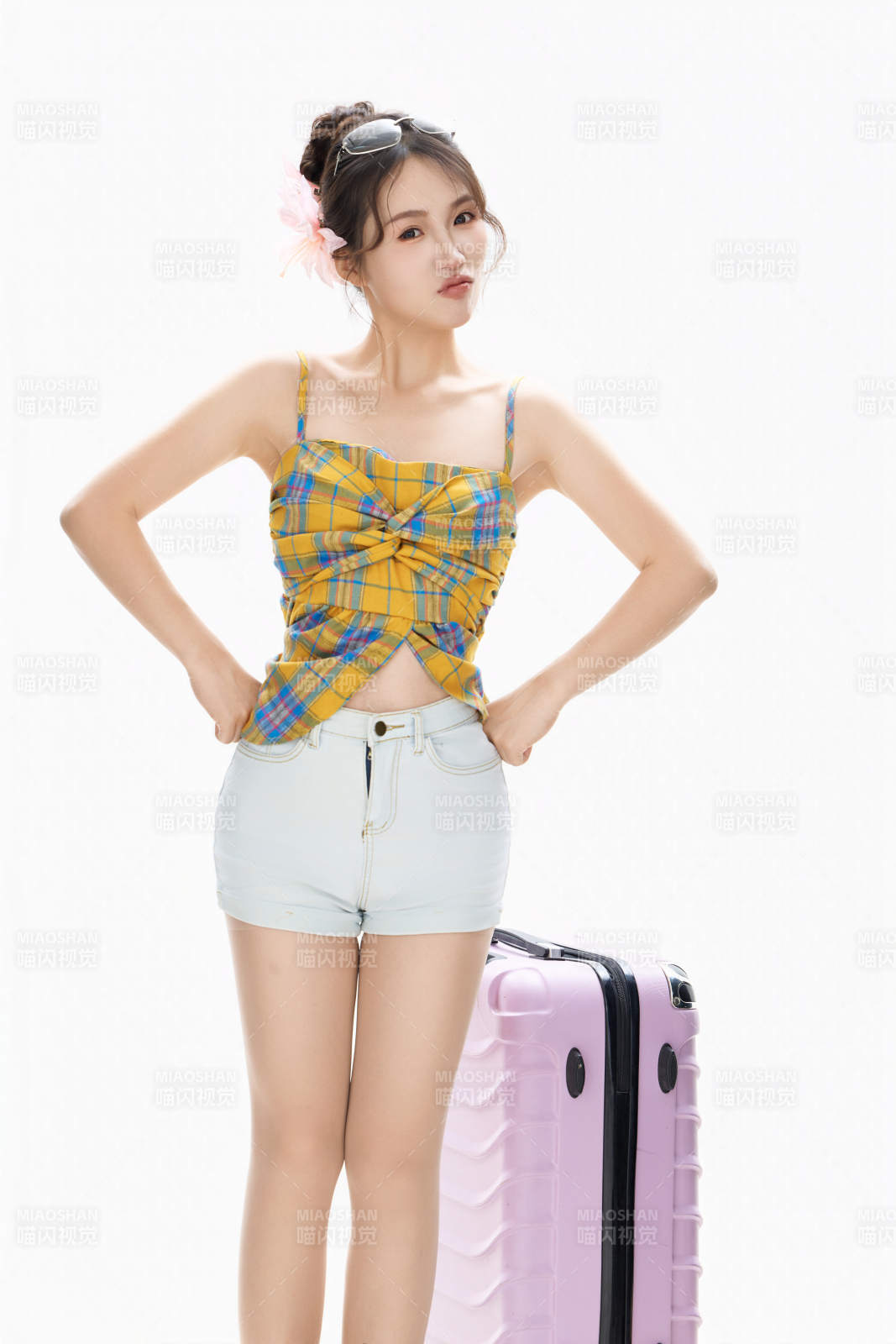 影棚拍攝夏季準備出行旅行的青年女性形象