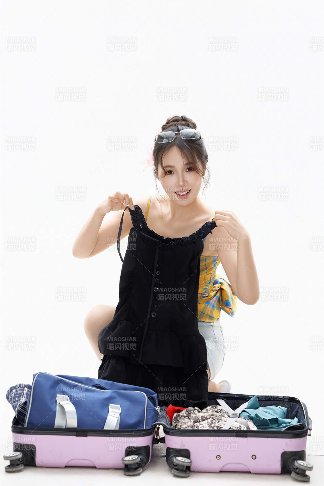 影棚拍攝收拾行李箱的青年女性形象