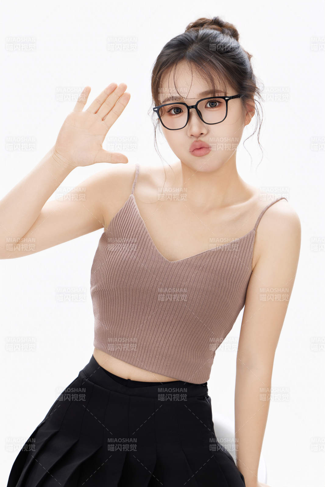 白色背景下青春活力的職業女性形象