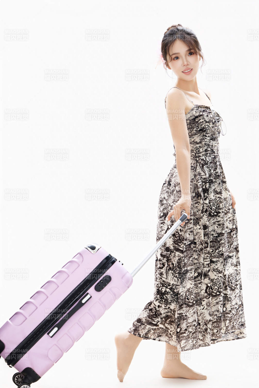 影棚拍攝夏季準備出行旅行的青年女性形象