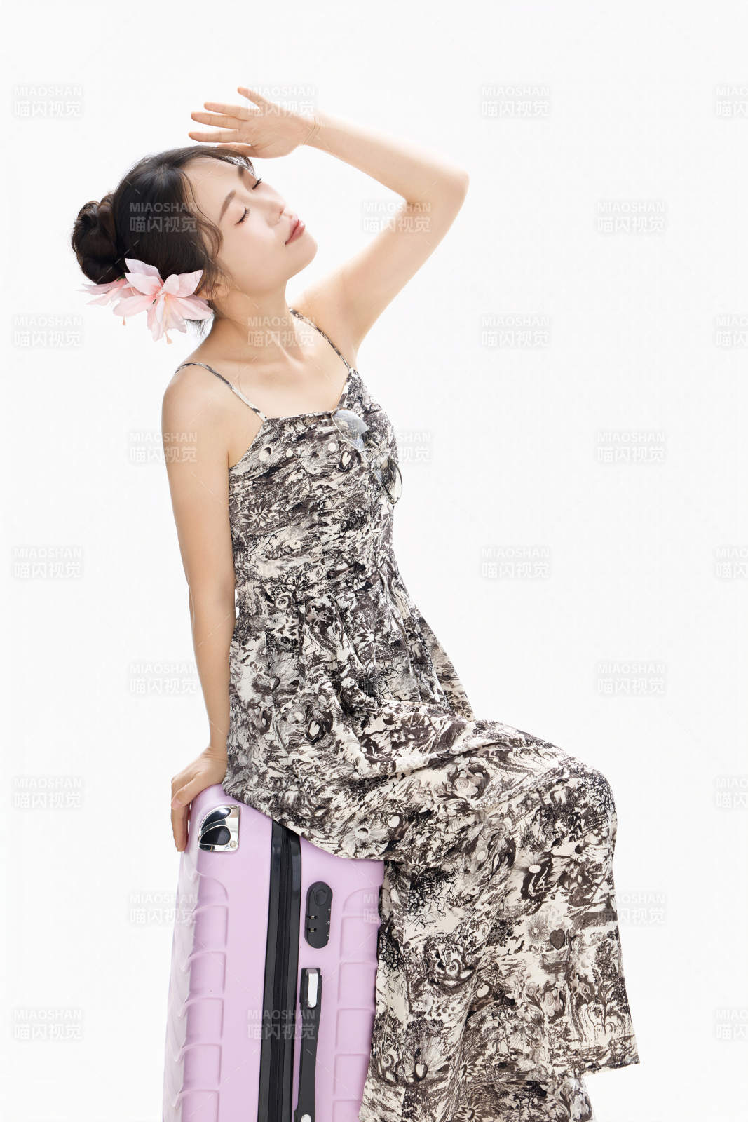 影棚拍攝夏季準備出行旅行的青年女性形象