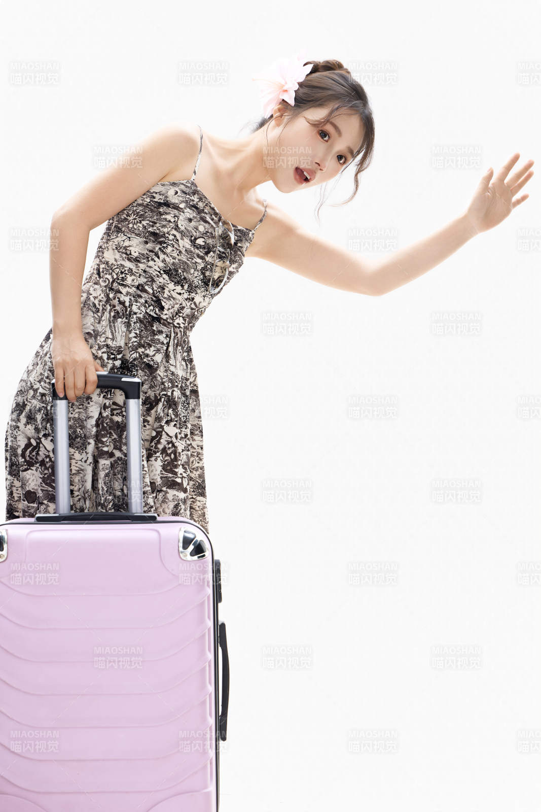 影棚拍攝夏季準(zhǔn)備出行旅行的青年女性形象