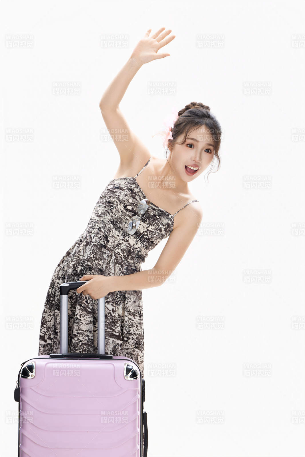 影棚拍攝夏季準備出行旅行的青年女性形象